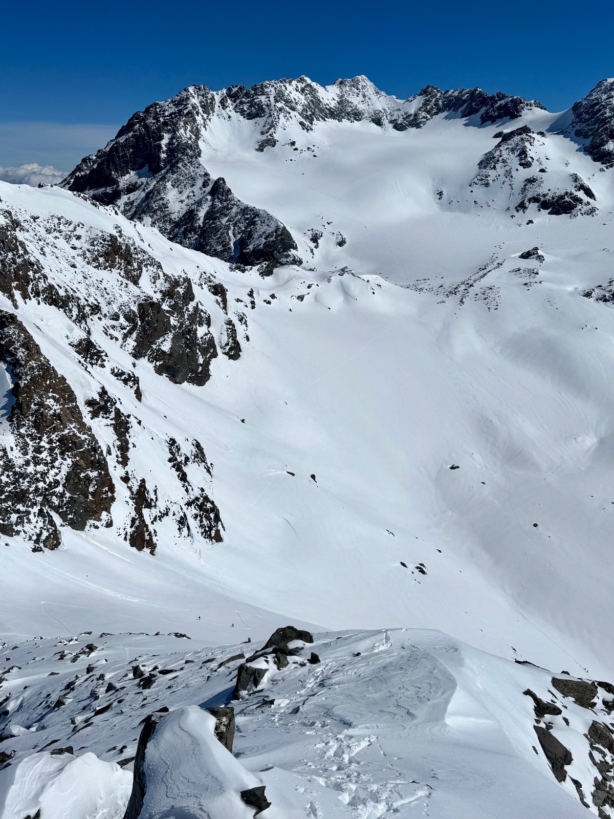 Toujours sur l'arête, 2 skieurs en vue du col Pierre Lory