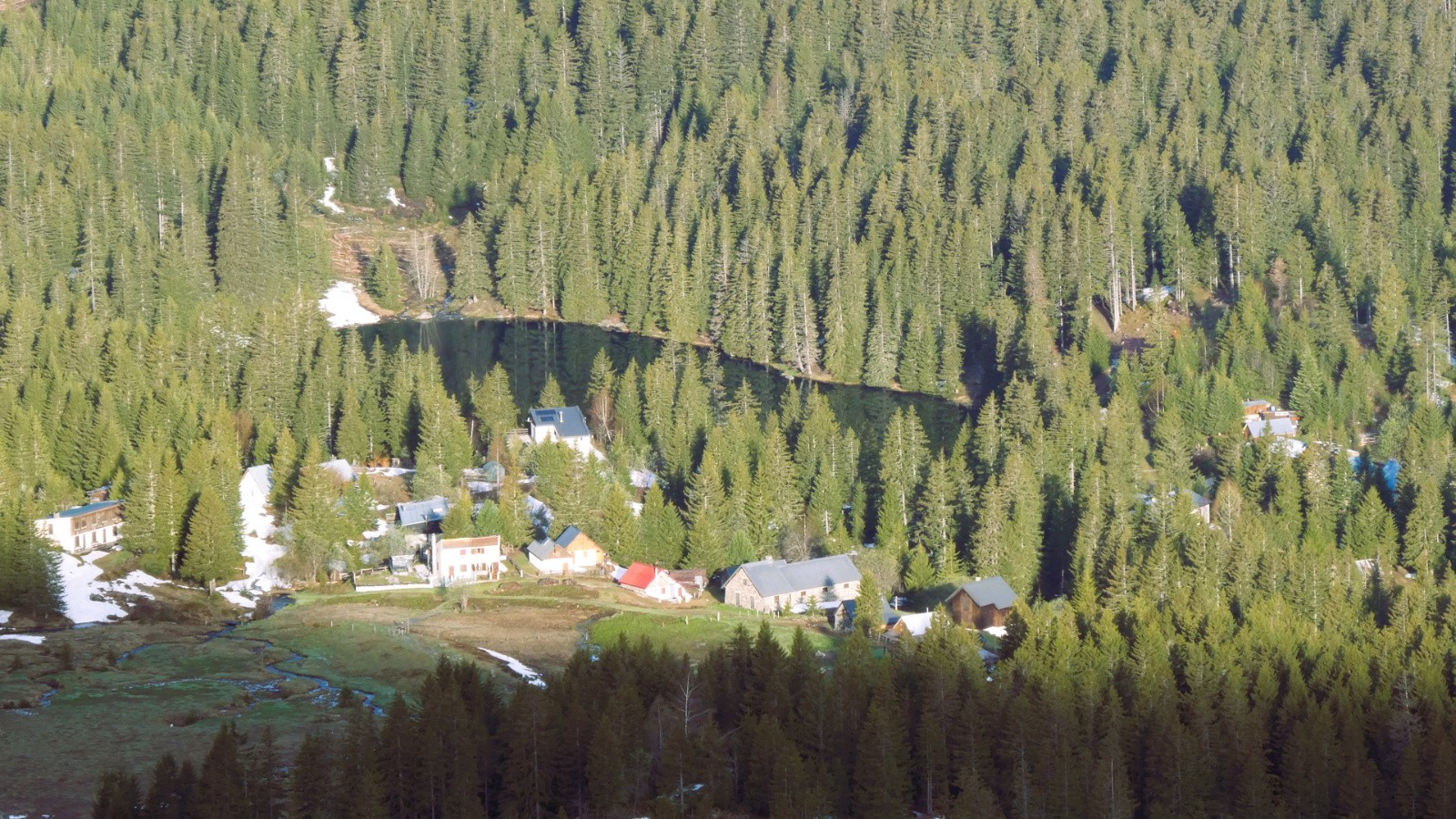 zoom sur le hameau du Poursollet et son lac&nbsp;