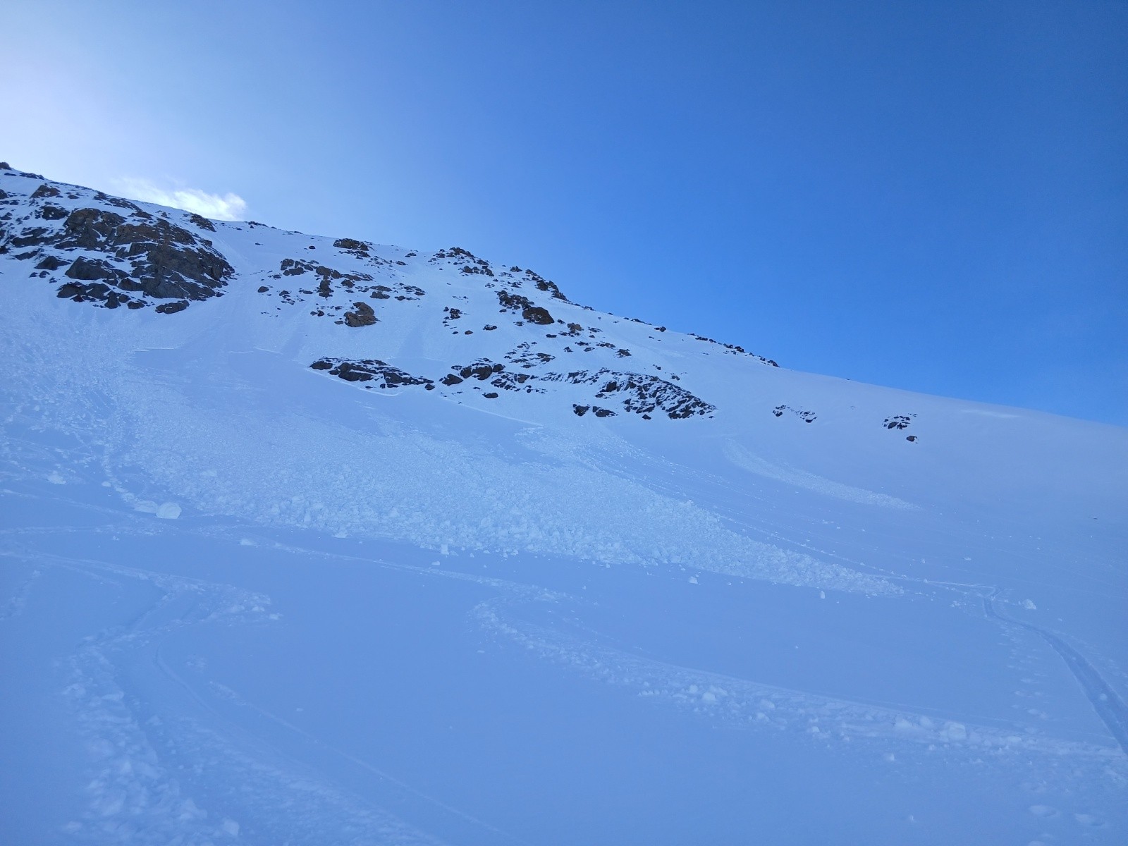 La trace (à droite) plein dedans.