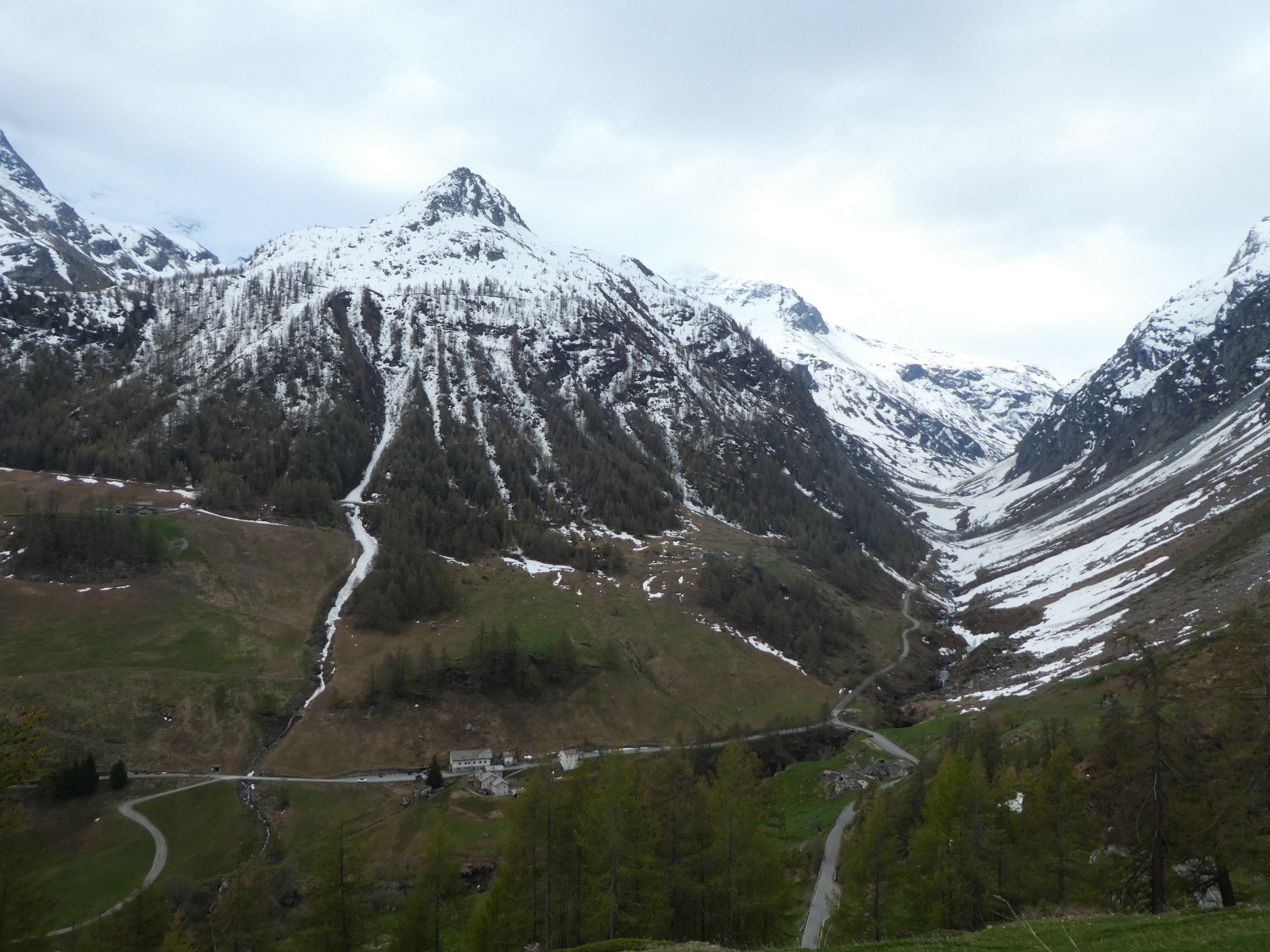 Enneigement en direction du Haut- Valgrisenche ...