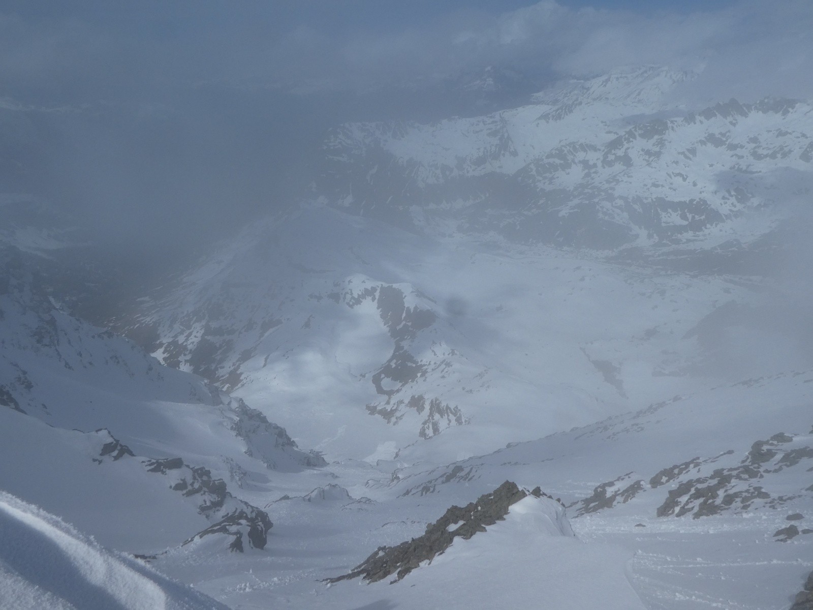 En arrivant au sommet, l'éclaircie encourageante sur le couloir NW