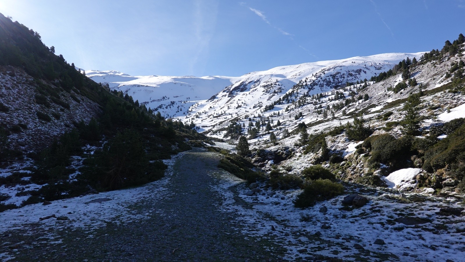 Au début du sentier d'Aganeix, juste après la prise d'eau