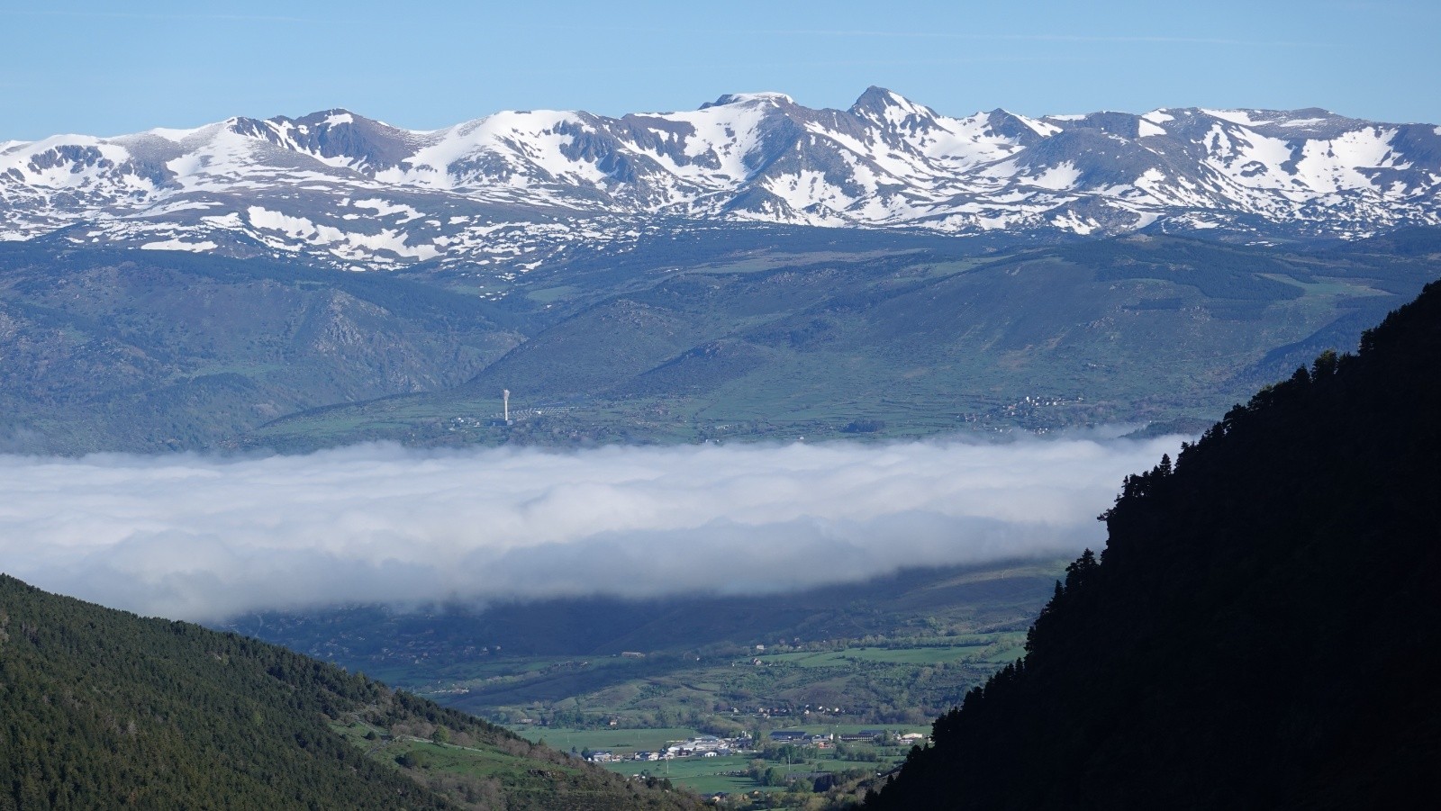 Panorama au téléobjectif depuis le parking de départ sur la centrale Thémis et le Puig Carlit notamment