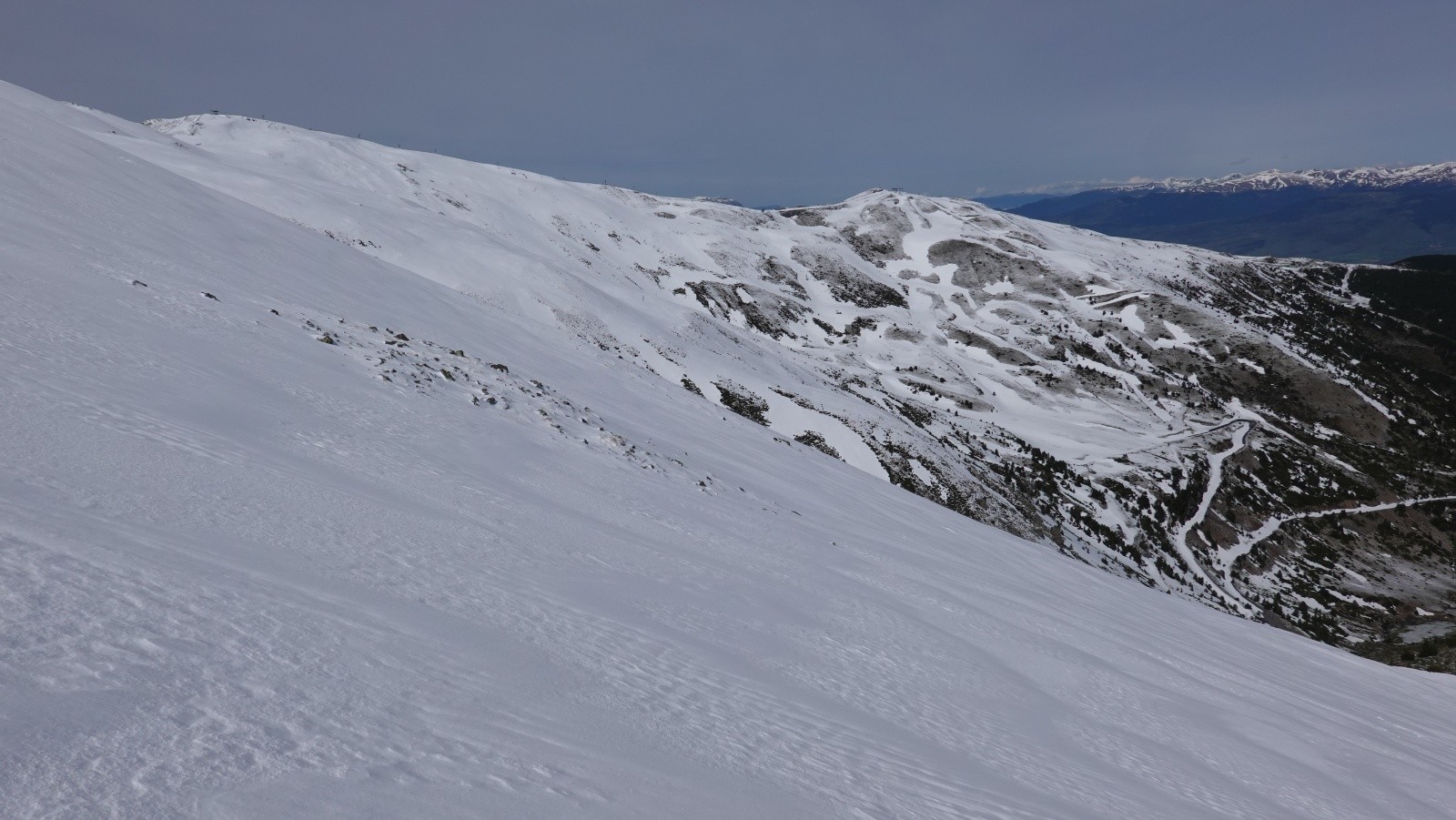 Panorama sur la Tossa del Pas dels Lladres et le secteur de les Planes des pistes de feu la station d'Err-Puigmal