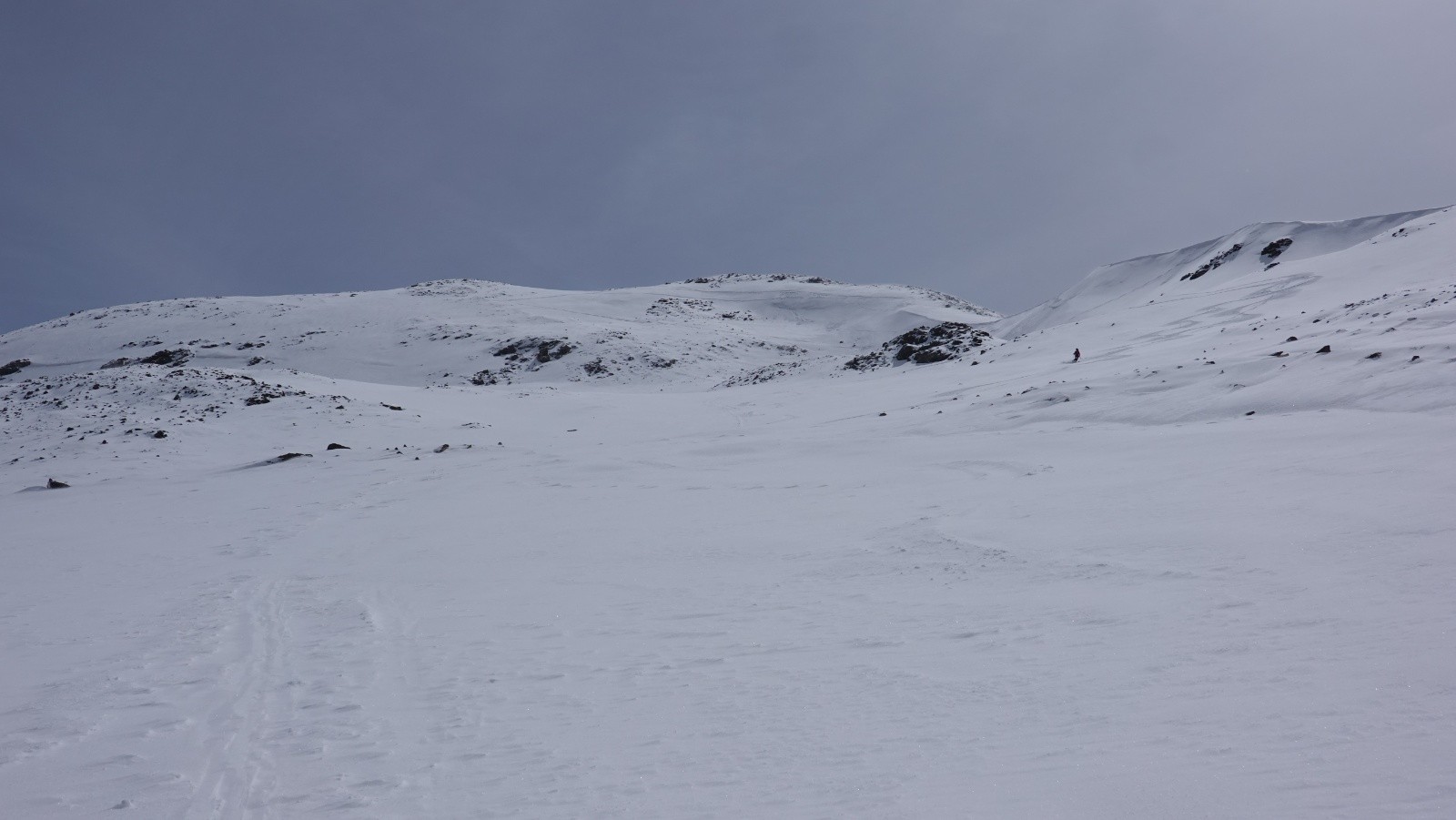 Le sommet se rapproche avec la descente sur la droite d'un couple avec leur chien