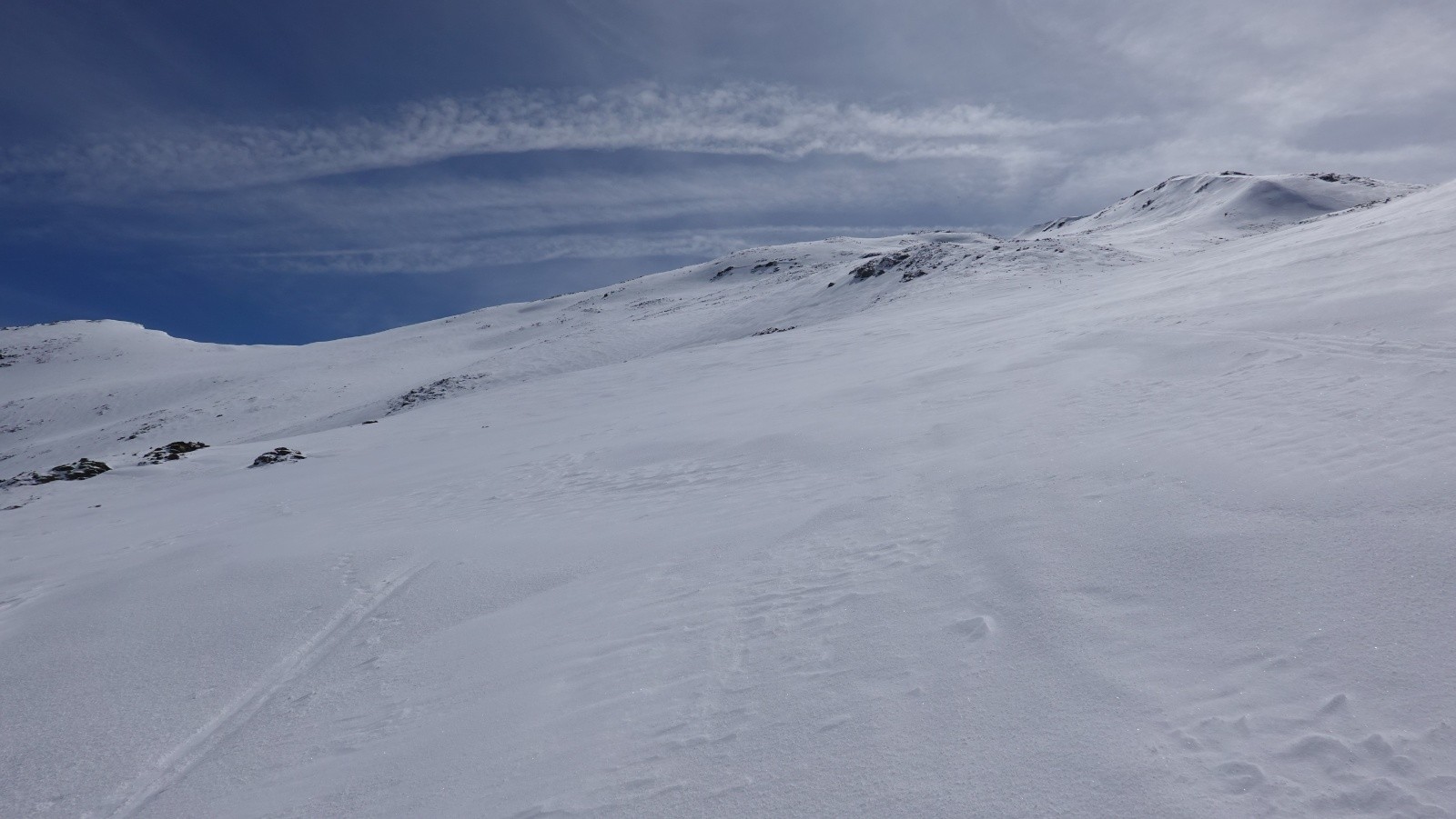 Panorama sur le sommet au centre de la photo