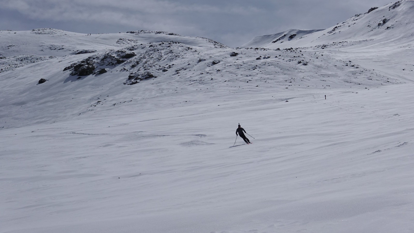 Le premier skieur en cours de descente avec une bonne petite couche de poudreuse