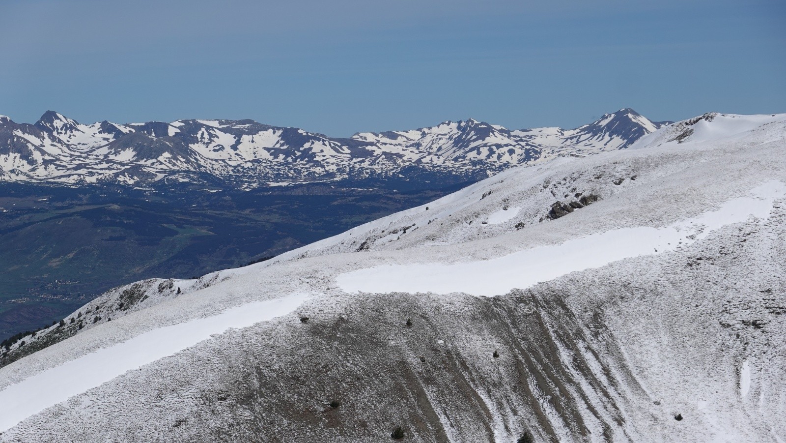 Panorama au téléobjectif sur le Puig Carlit sur la gauche et le Puig Péric