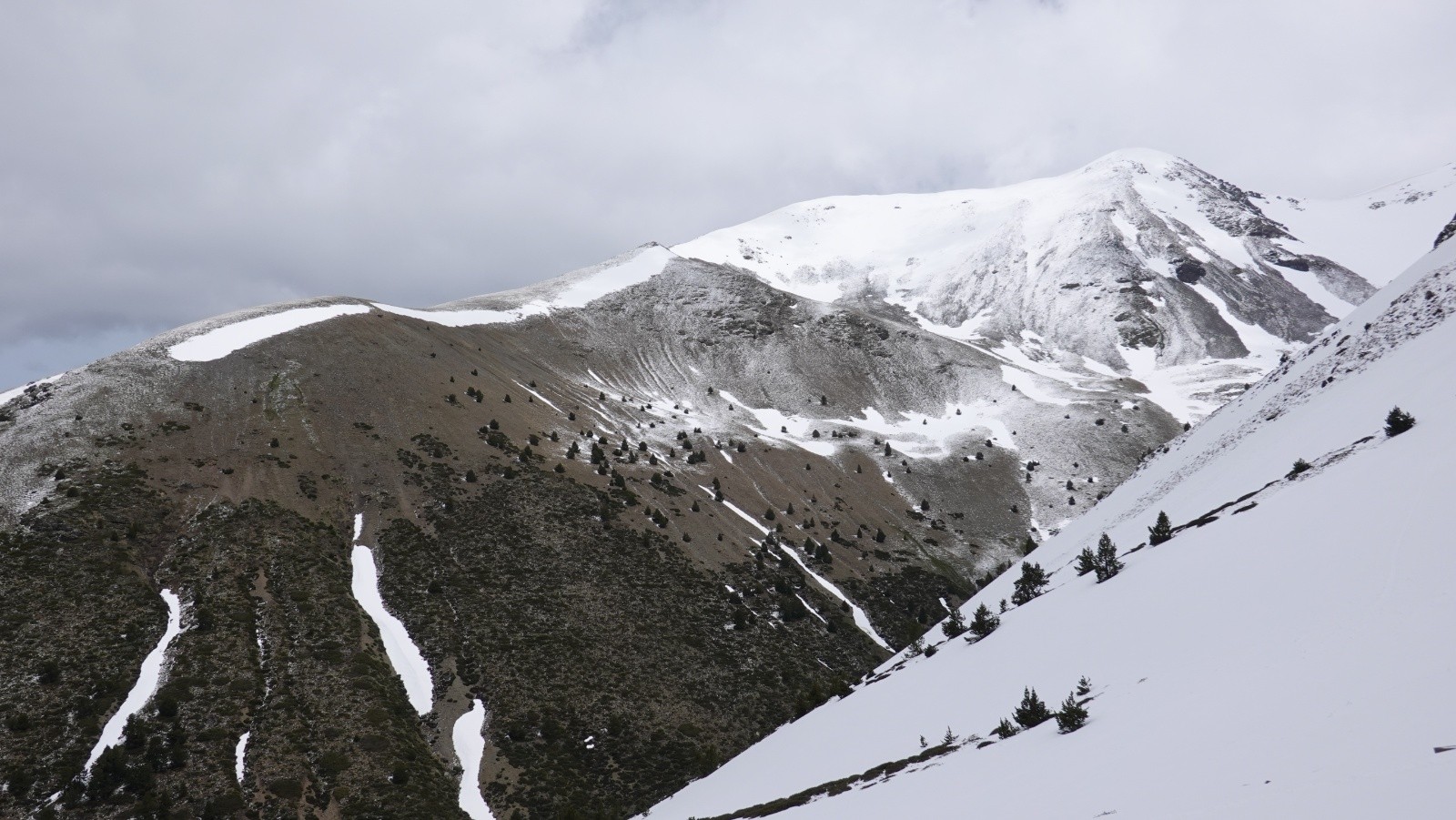 Panorama sur le Puigmal de Llo pris dans le ciel gris : c'est le cas depuis quelques jours avec du beau temps le matin et un temps pluvio-neigeux l'après-midi