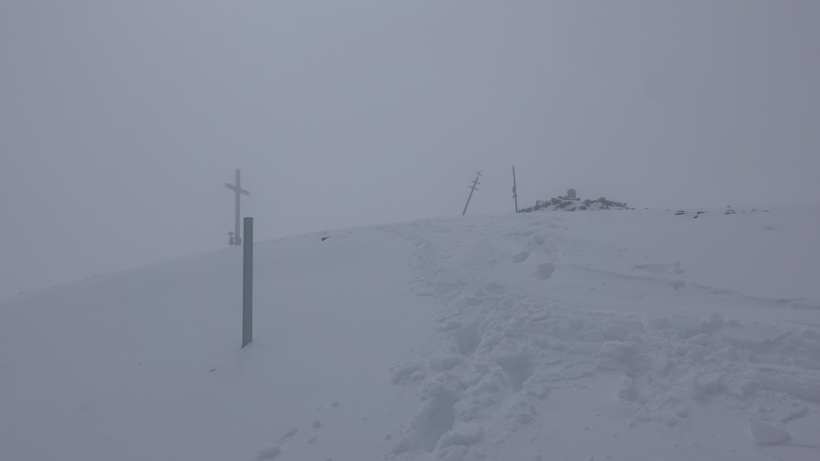 Brouillard et poudreuse au départ du sommet