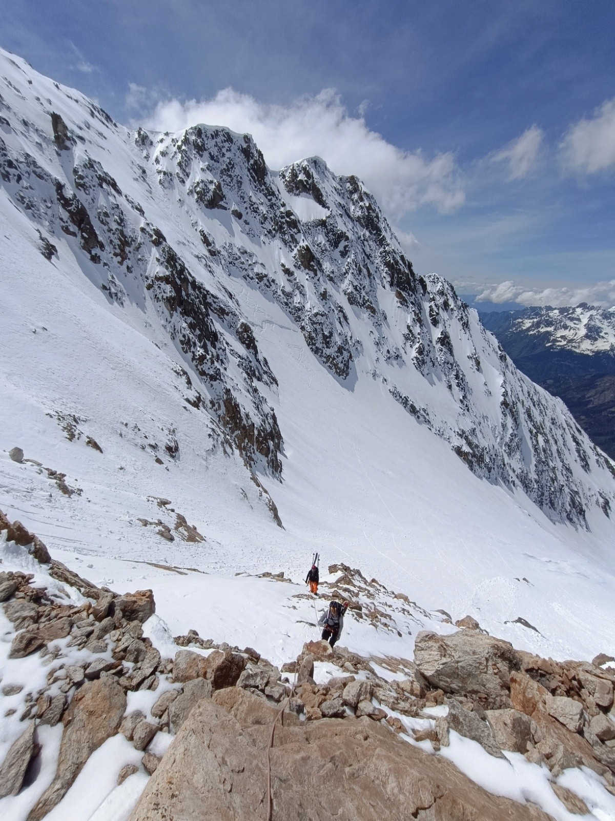 Au col OUEST du glacier des Cochettes avec le couloir NNO à gauche&nbsp;