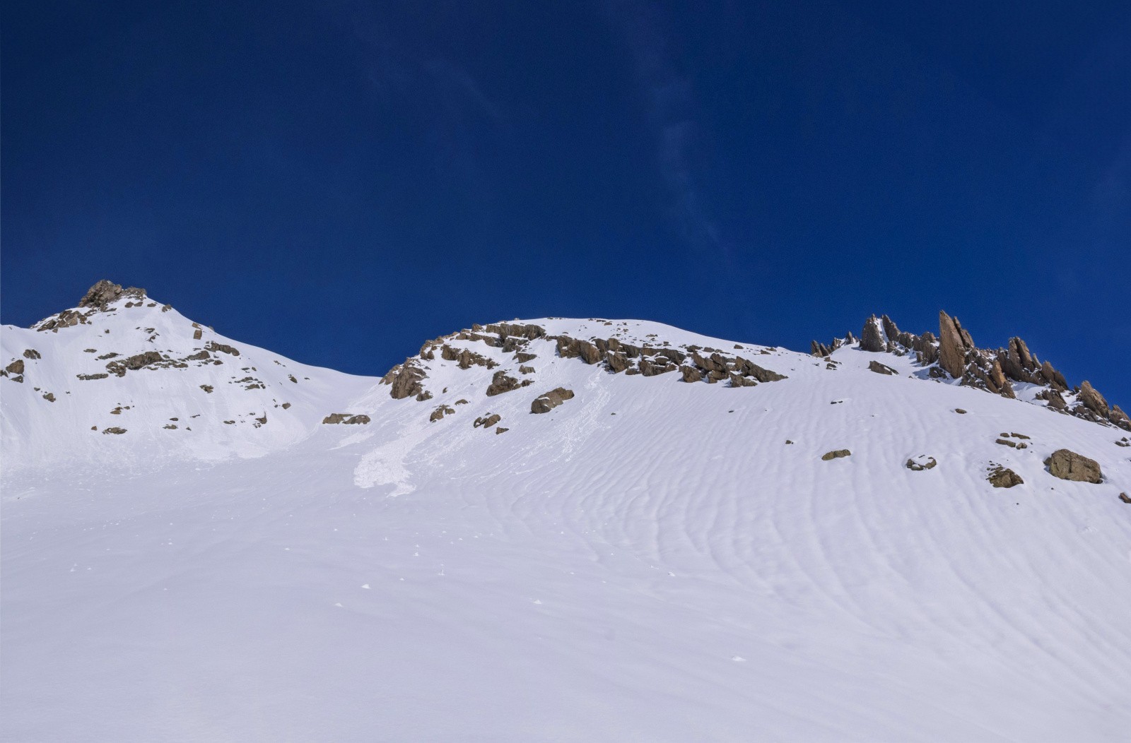 Col des Rougnoux à gauche, la destination finale à droite