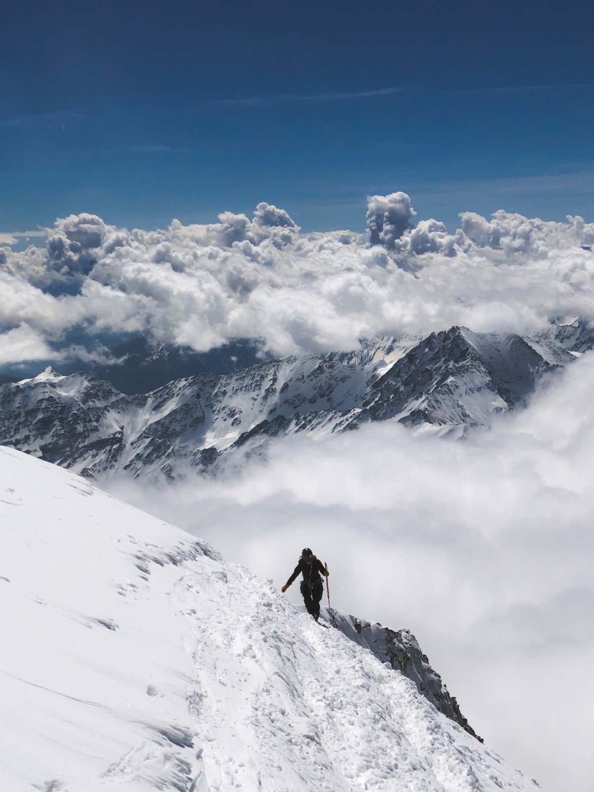 Moi sur la crête sommitale, ne pas penser aux quelques 1000 m de vide se trouvant sur la gauche !