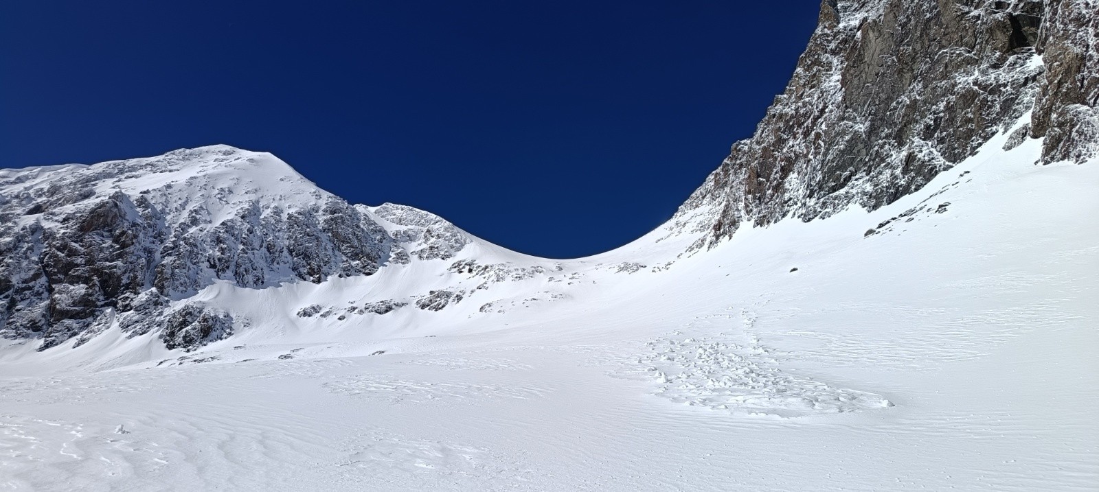 &nbsp;2 traceurs devant sous le col du Gd Van