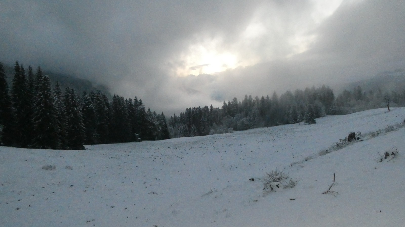 le soleil fait mine d'avoir fini sa nuit (a dû se raviser)&nbsp;