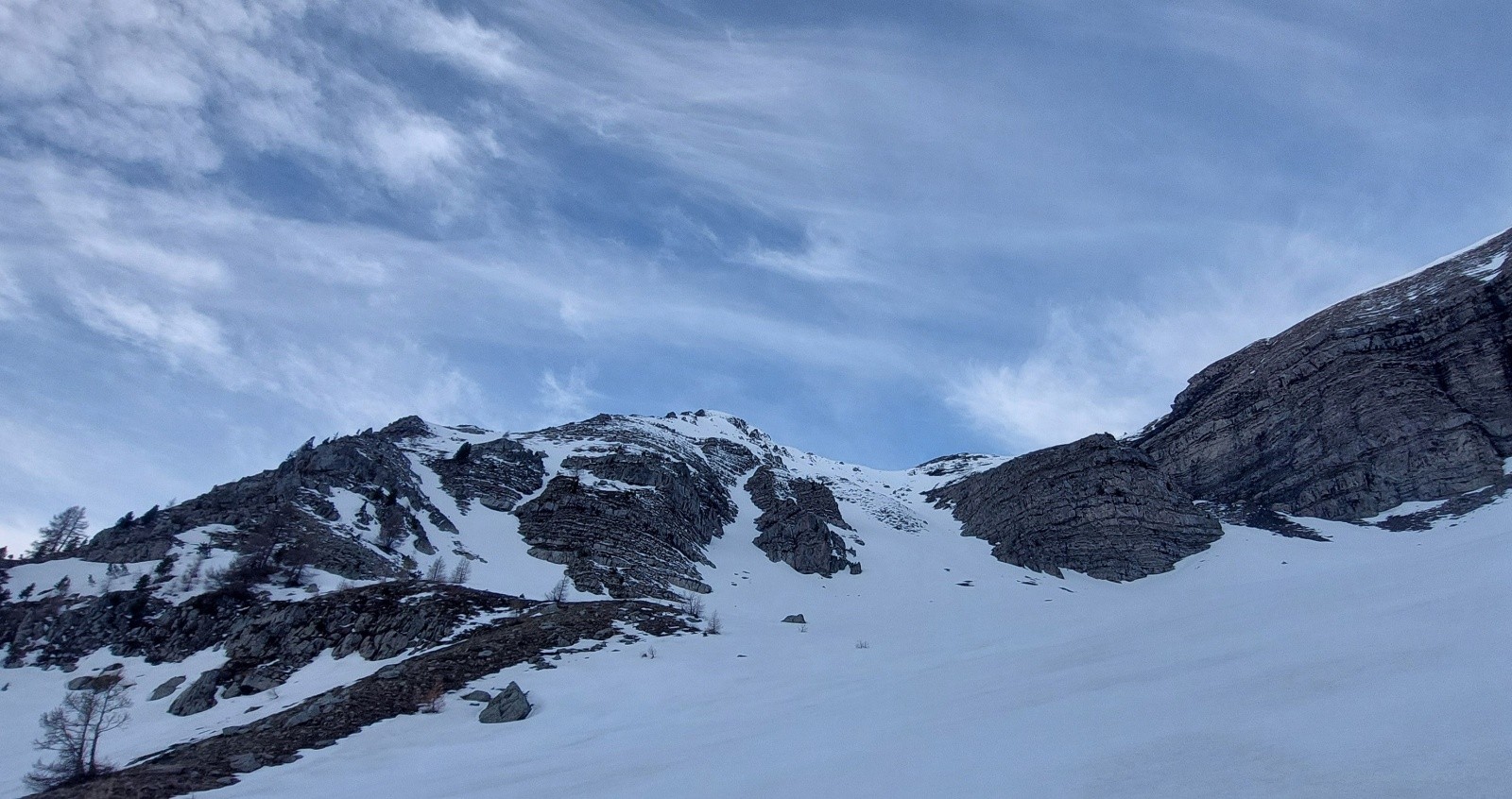 #2 couloir NE au centre et petit couloir NE à gauche couloir NE au centre et petit couloir NE à gauche