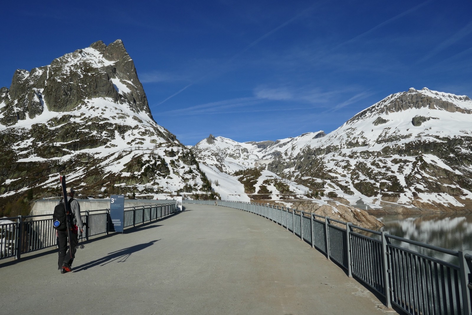#1 On voit très bien la langue de neige qu On voit très bien la langue de neige qu'il faut emprunter au dessus de la route. On aperçoit le Cheval Blanc et Oeil de Boeuf (couloirs de sortie certainement un justes).
