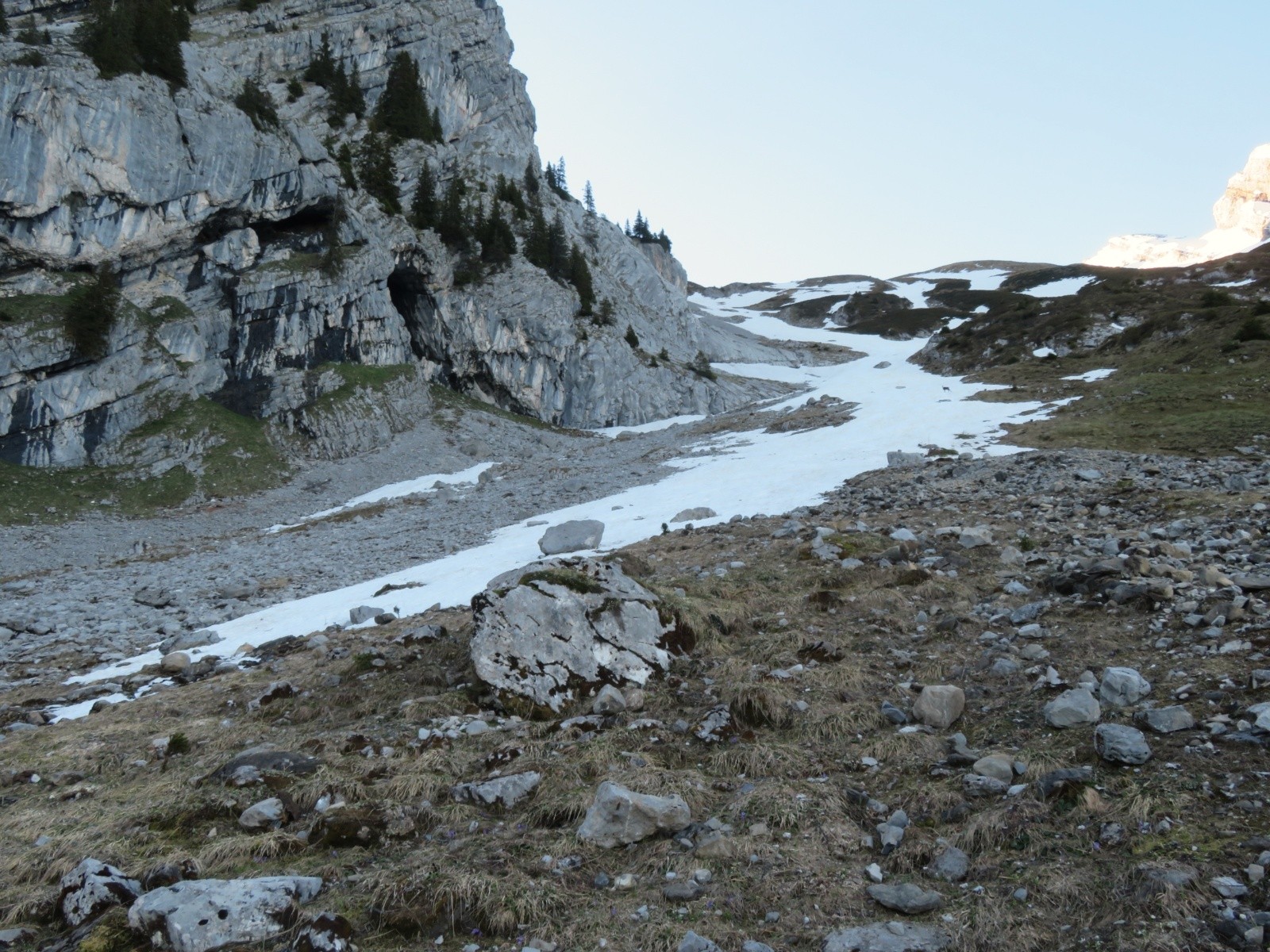 #2 On chausse vers 1690 m après 35 mn de portage On chausse vers 1690 m après 35 mn de portage
