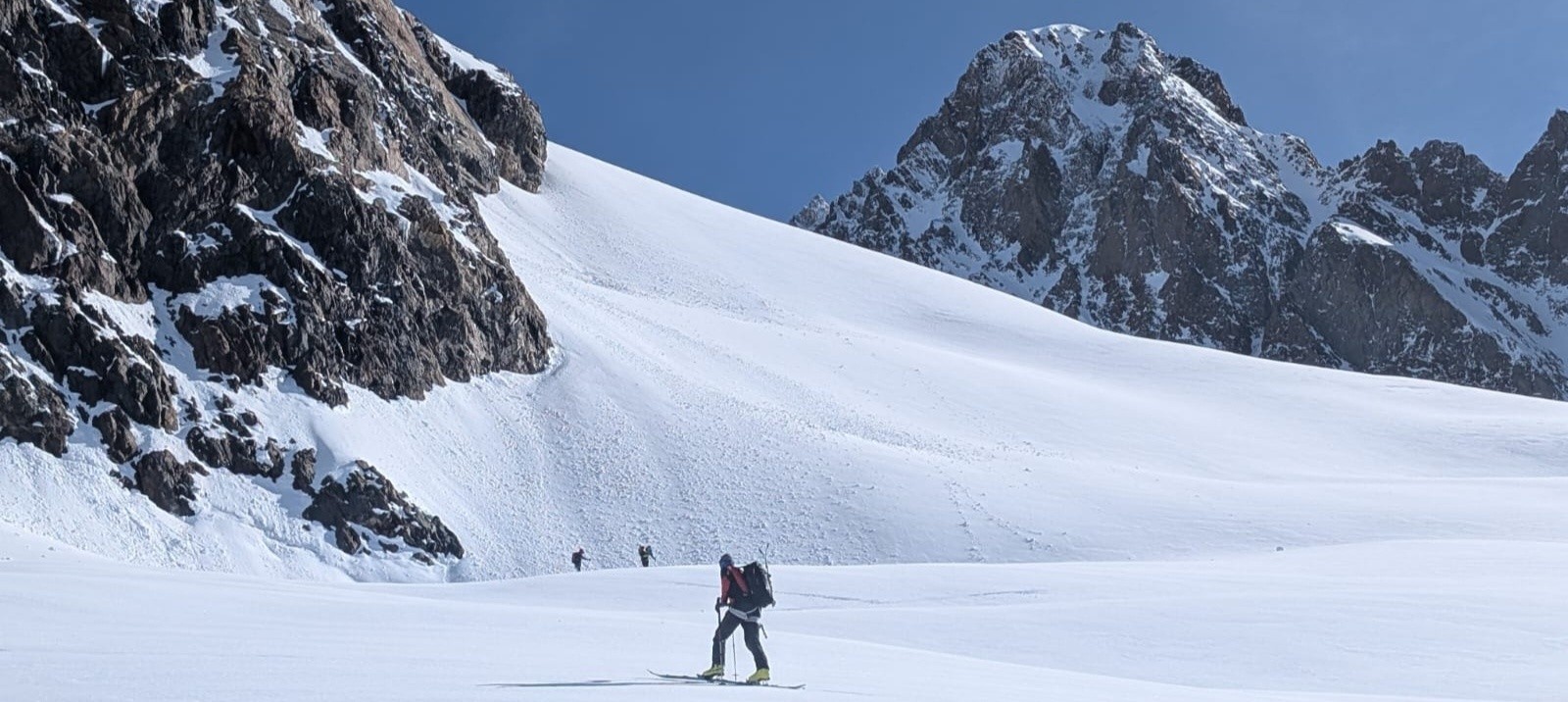 &nbsp;Aiguille des Glaciers au fond