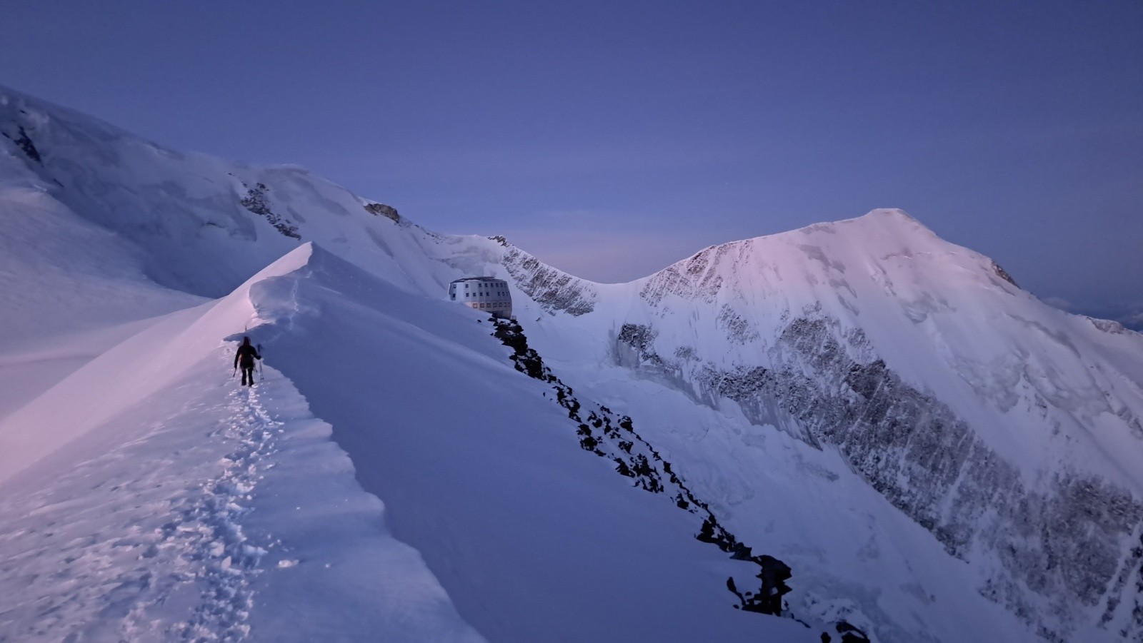 Double but à Bionnassay et Mont Blanc, autour de tête Rousse (mais beaaaau) - Seuls au monde sur l'arête du Goûter à l'aube 
