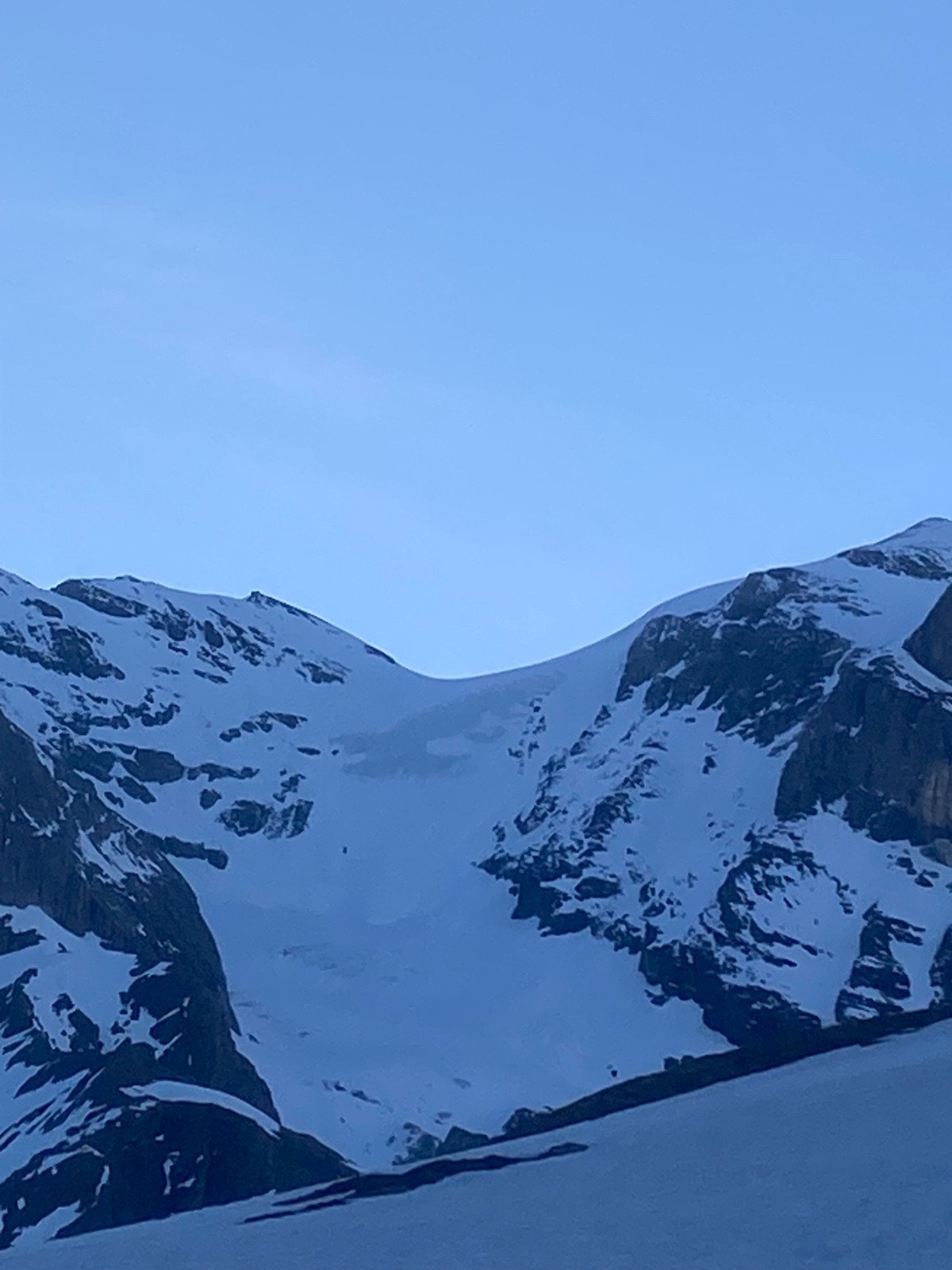 #1 Etroiture de 5m entre la glace et la caillou en haut du mur Etroiture de 5m entre la glace et la caillou en haut du mur