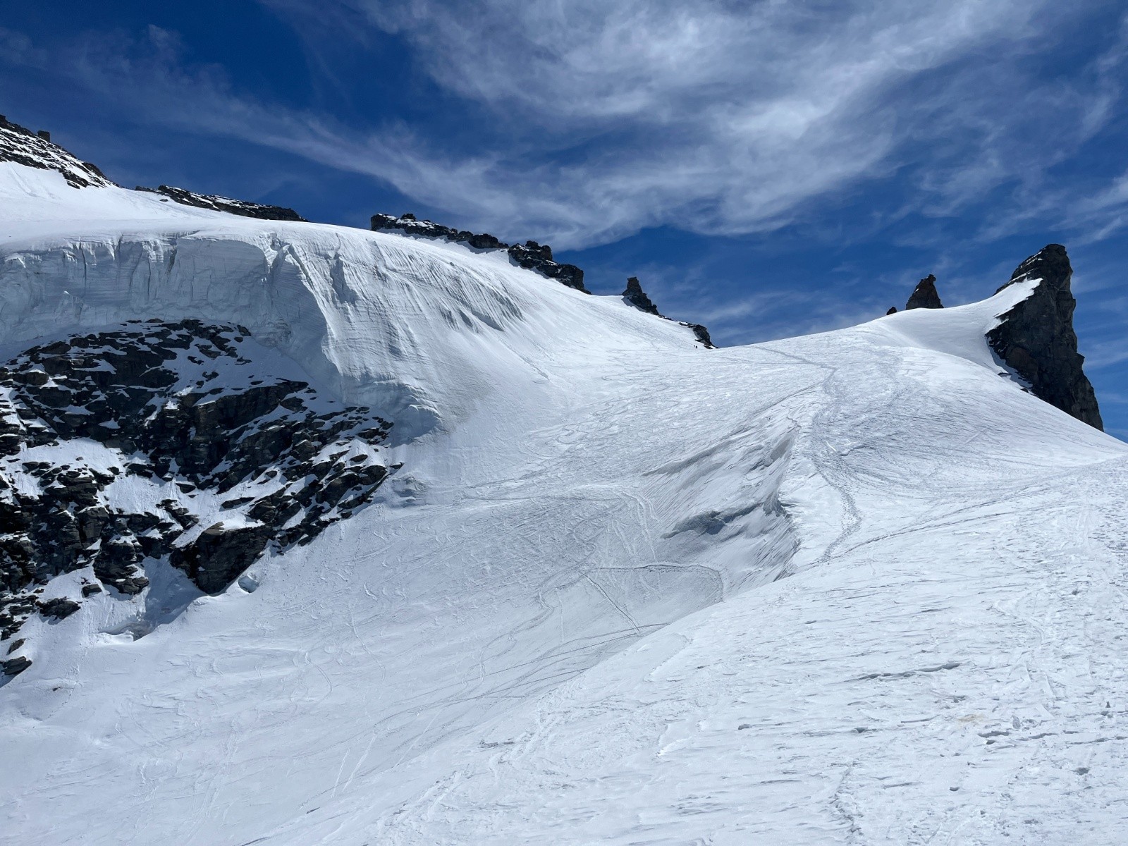 Le parcours pour contourner le sérac. Sur l'épaule sur le chemin, attention, crevasses possibles