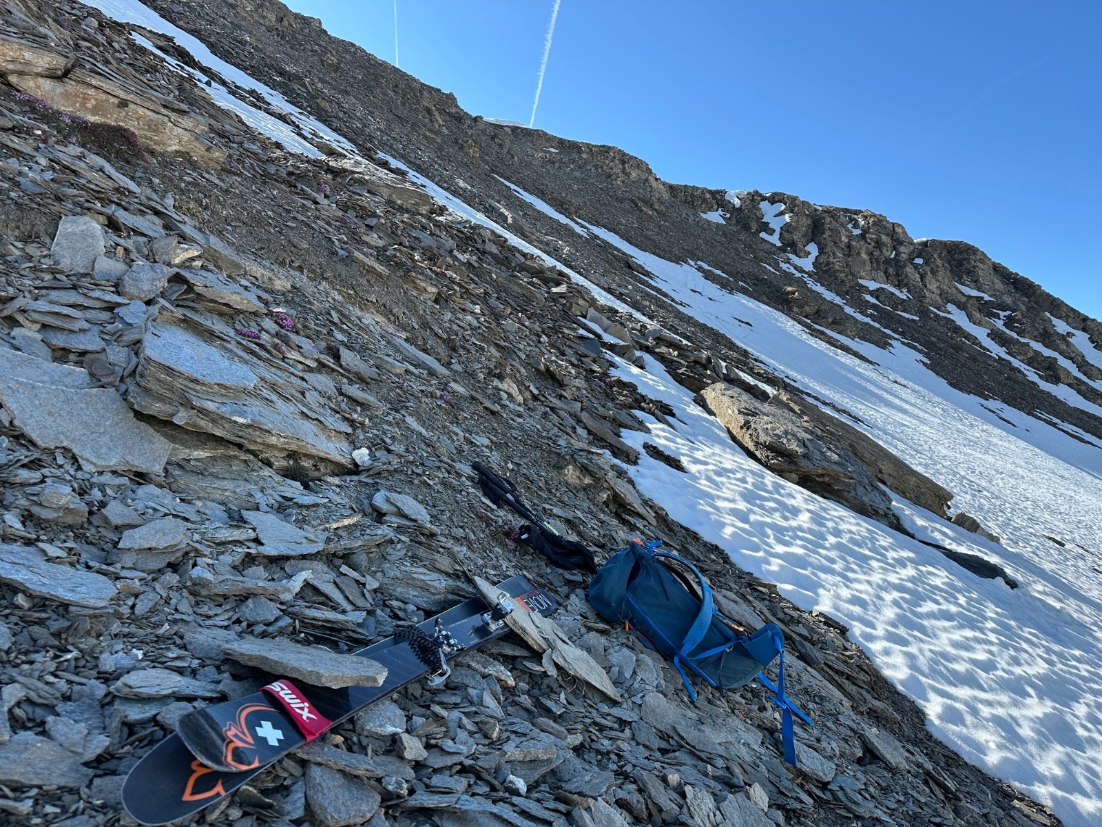 Plus de neige sous le somment, abandon des skis...bien attachés de peur que des marmottes jouent avec...