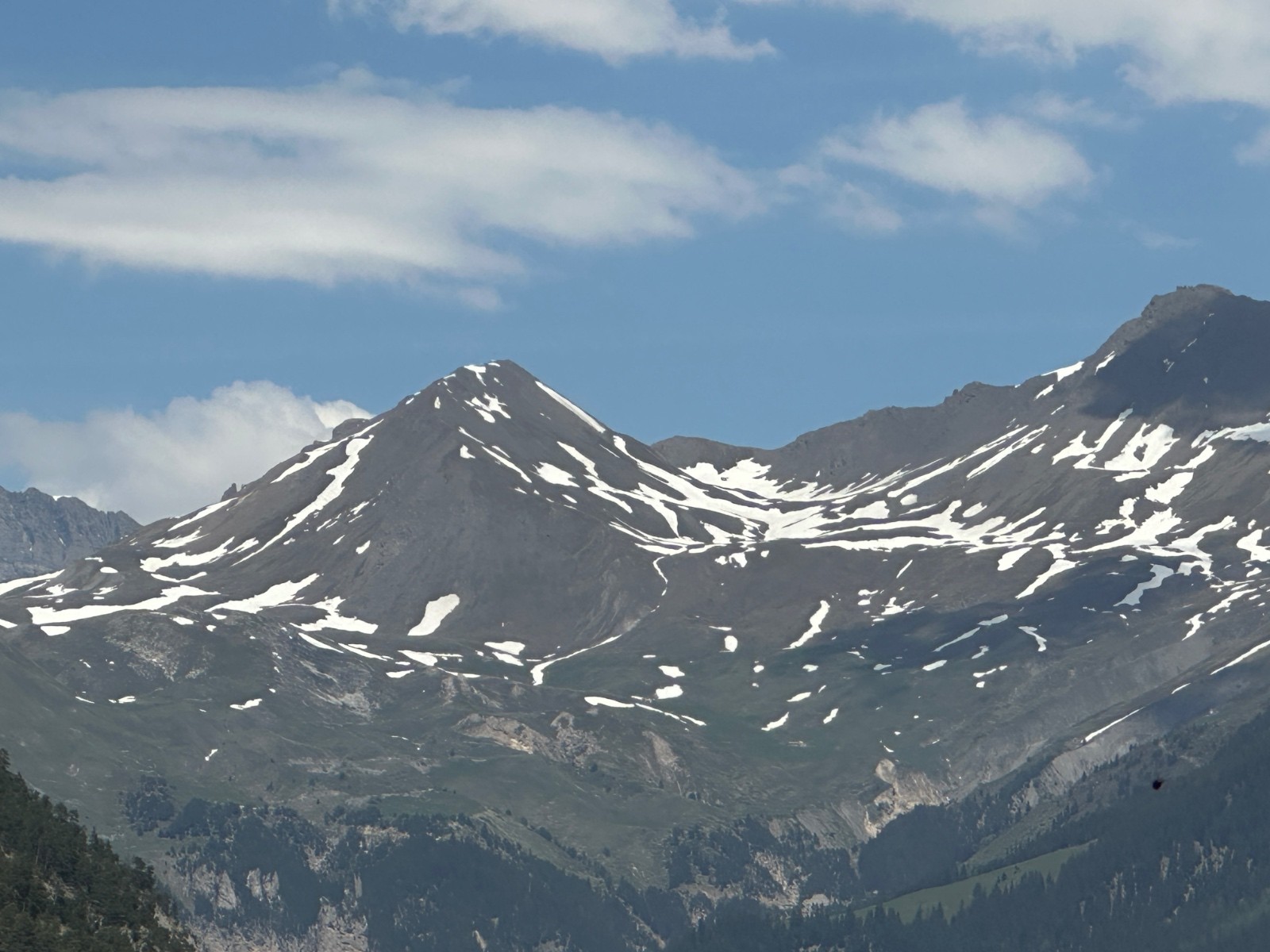 Lanserlia vue depuis la vallée, où est la neige? heureusement cachée derrière !