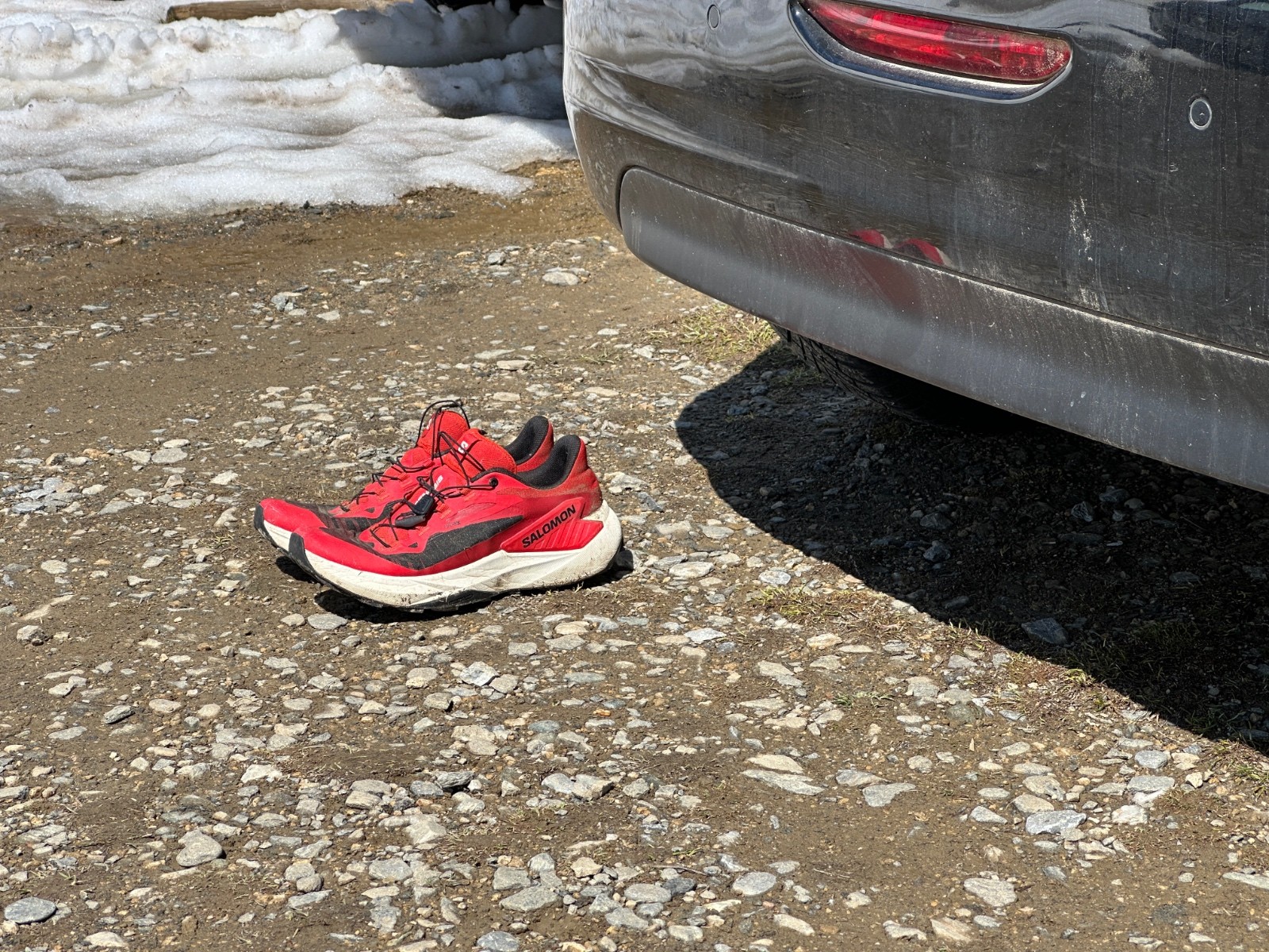 Baskets intacts qui ont passés la nuit sur le parking