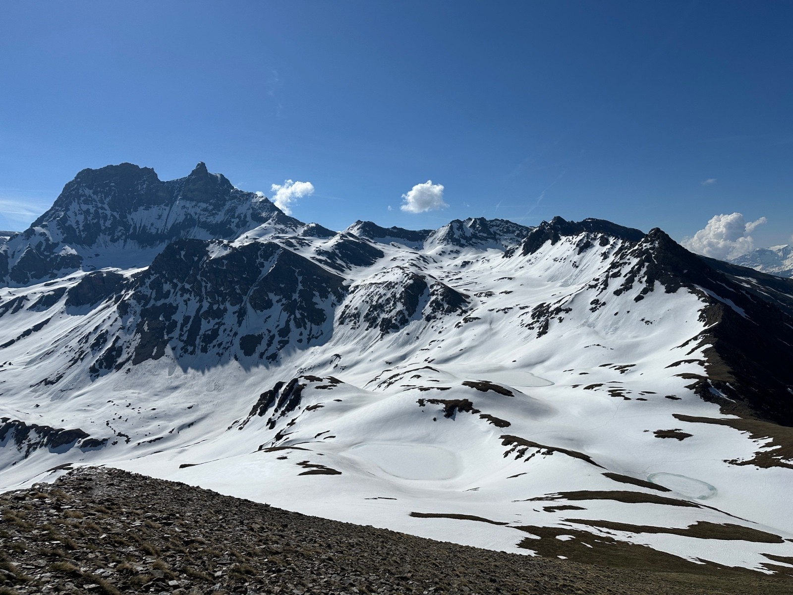 Encore de la neige à partir des lacs de Lanserlia vers le Grand Roc Noir