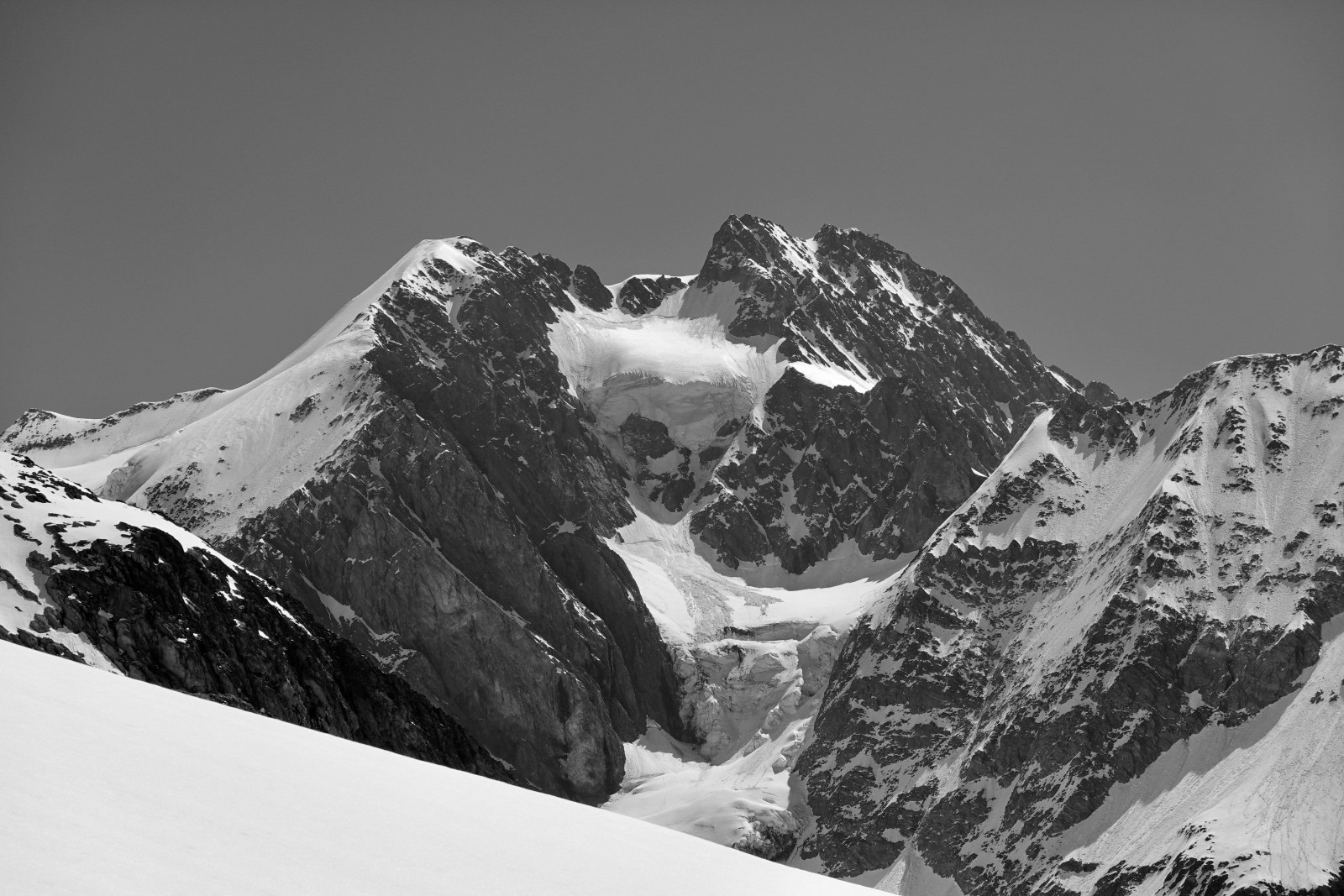 Sous le regard menaçant de l'Aiguille de Tré la Tête                               