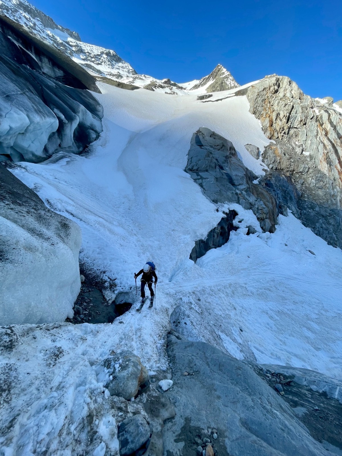 &nbsp;le petit pont de neige qui ne tenait plus guère que par un grand mystère...