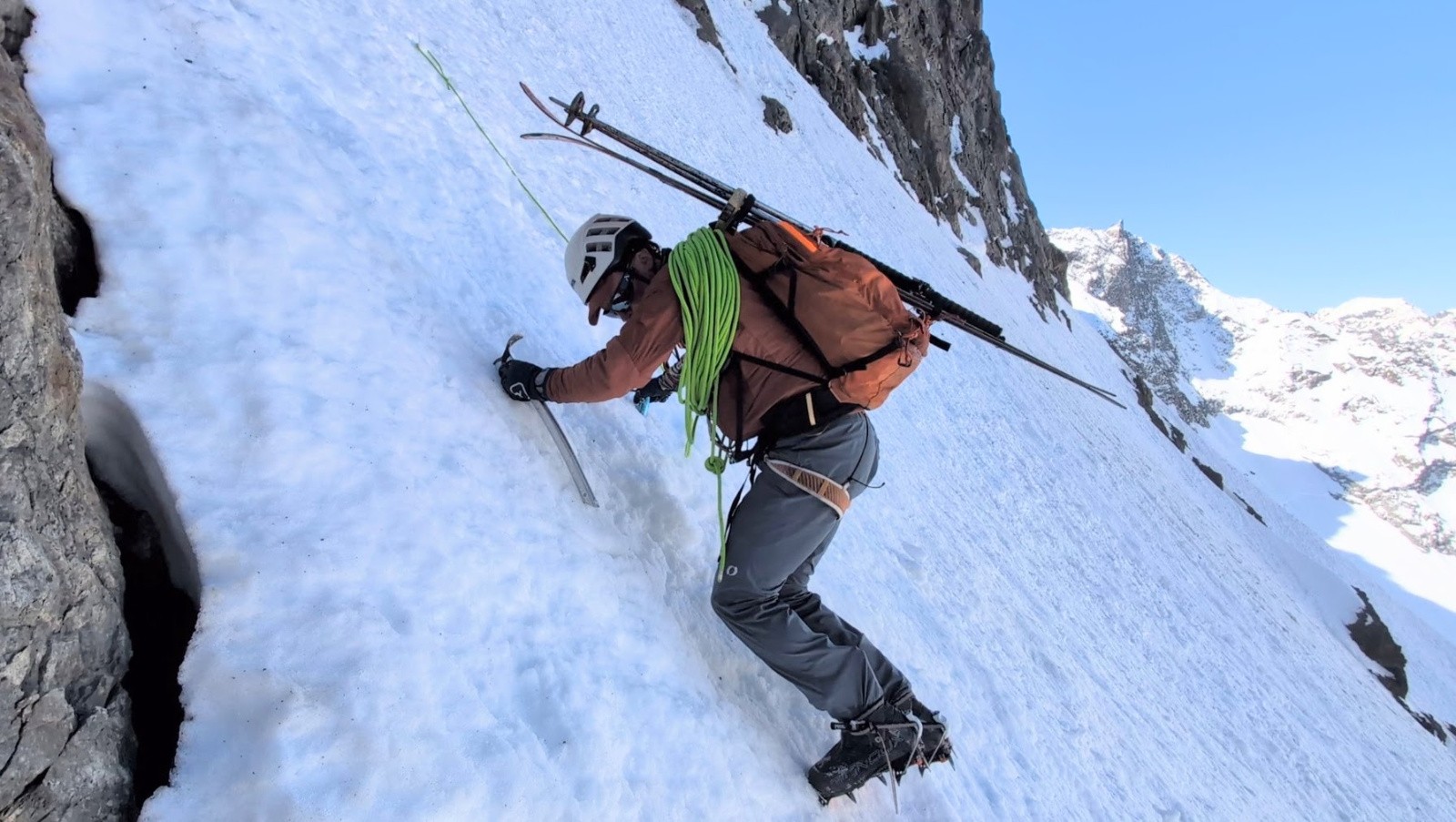 #25 Le suite est raide et expo. La dureté de la neige est cruciale pour passer sans trop de risques ni sans s Le suite est raide et expo. La dureté de la neige est cruciale pour passer sans trop de risques ni sans s'enfoncer jusqu'à la garde. On a visé le créneau 9h-11H