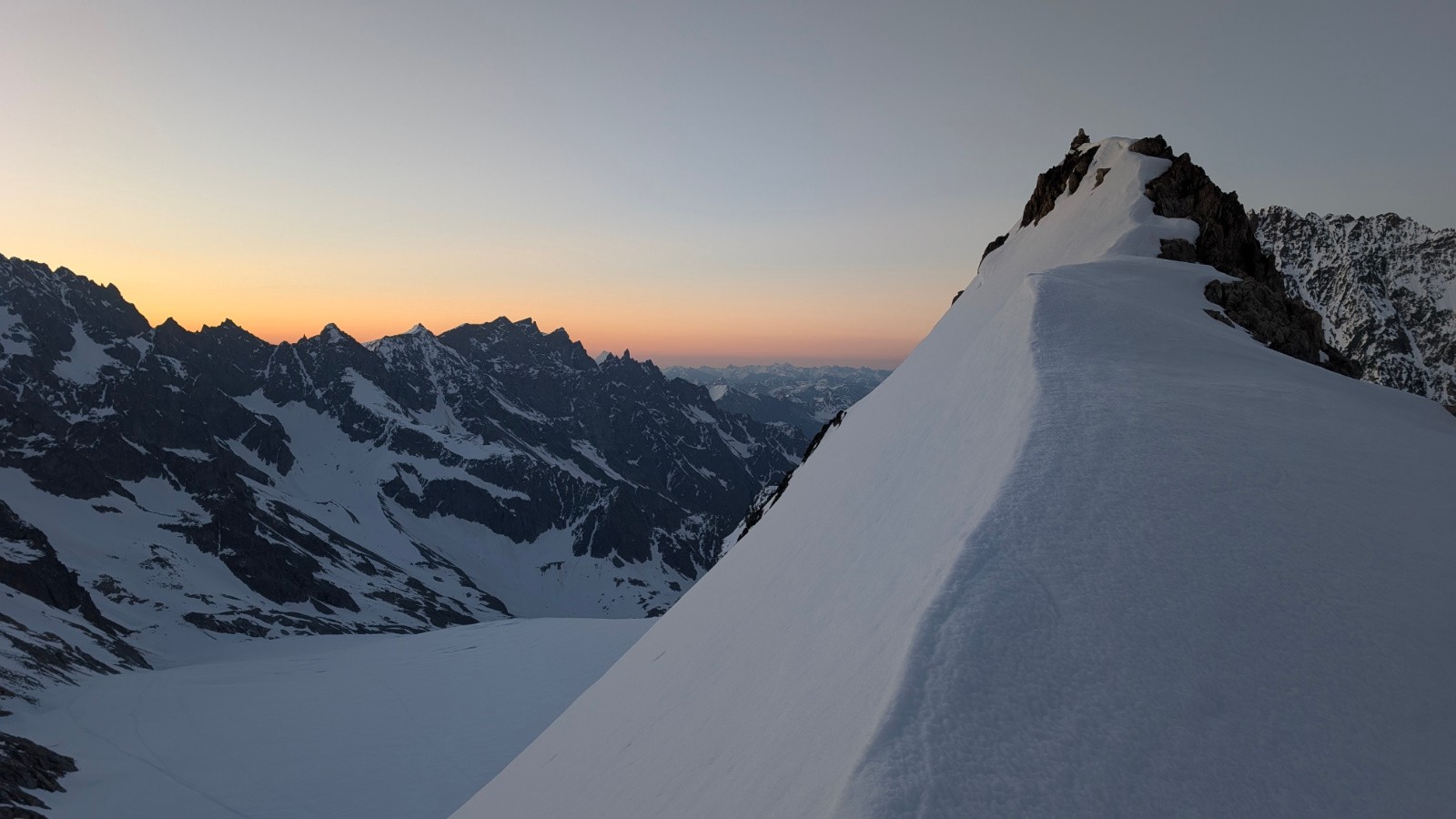 #17 Départ pour aller vers roche Faurio en passant le petit col au dessus du refuge des Ecrins Départ pour aller vers roche Faurio en passant le petit col au dessus du refuge des Ecrins
