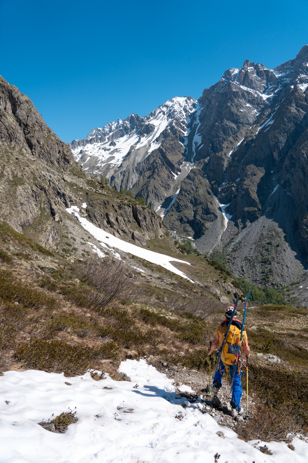 #23 Quelques névés sur le chemin bien sec Quelques névés sur le chemin bien sec