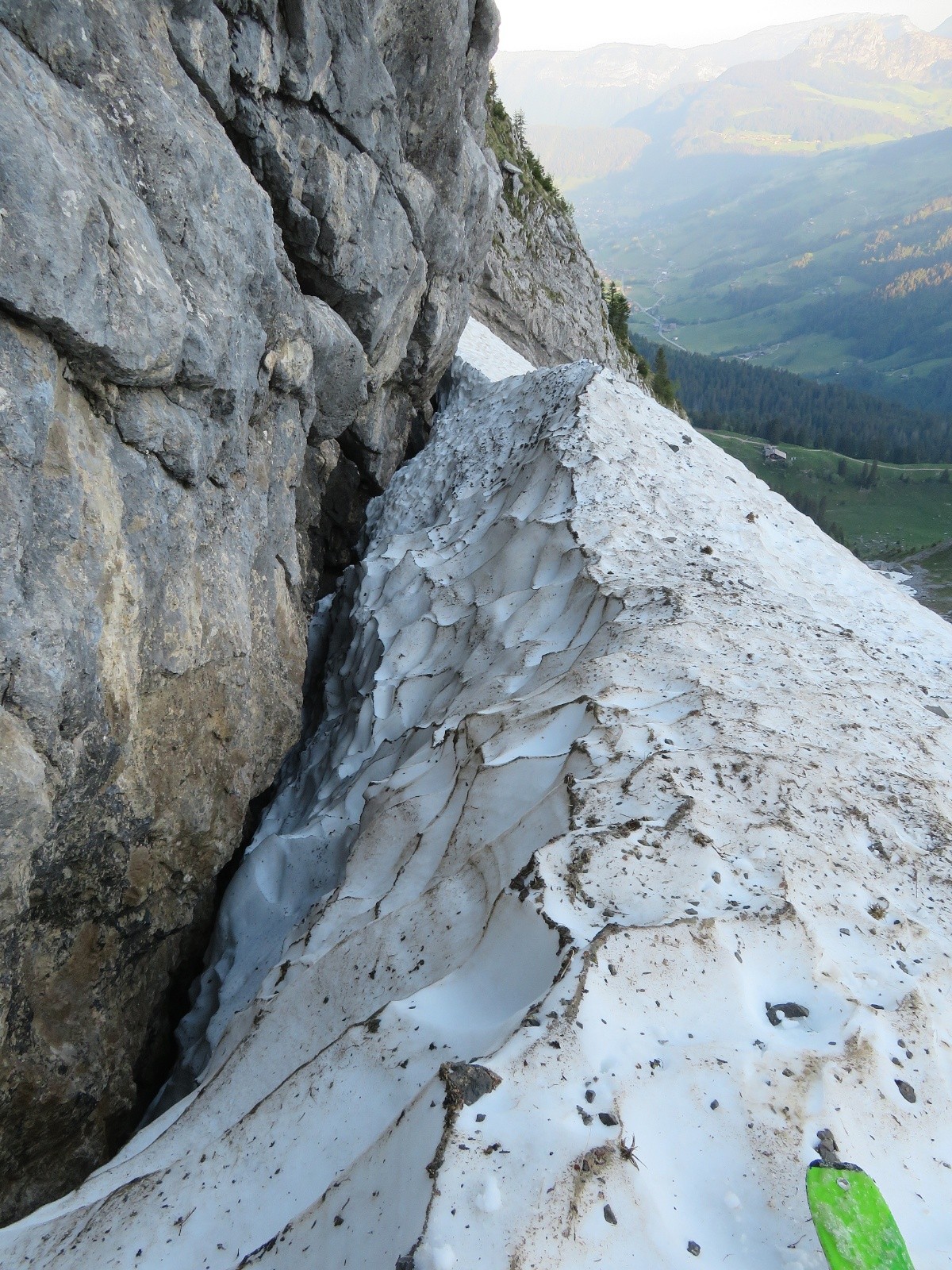 Bien 4 à 5 mètres d'épaisseur contre la falaise du Paré de Joux&nbsp;