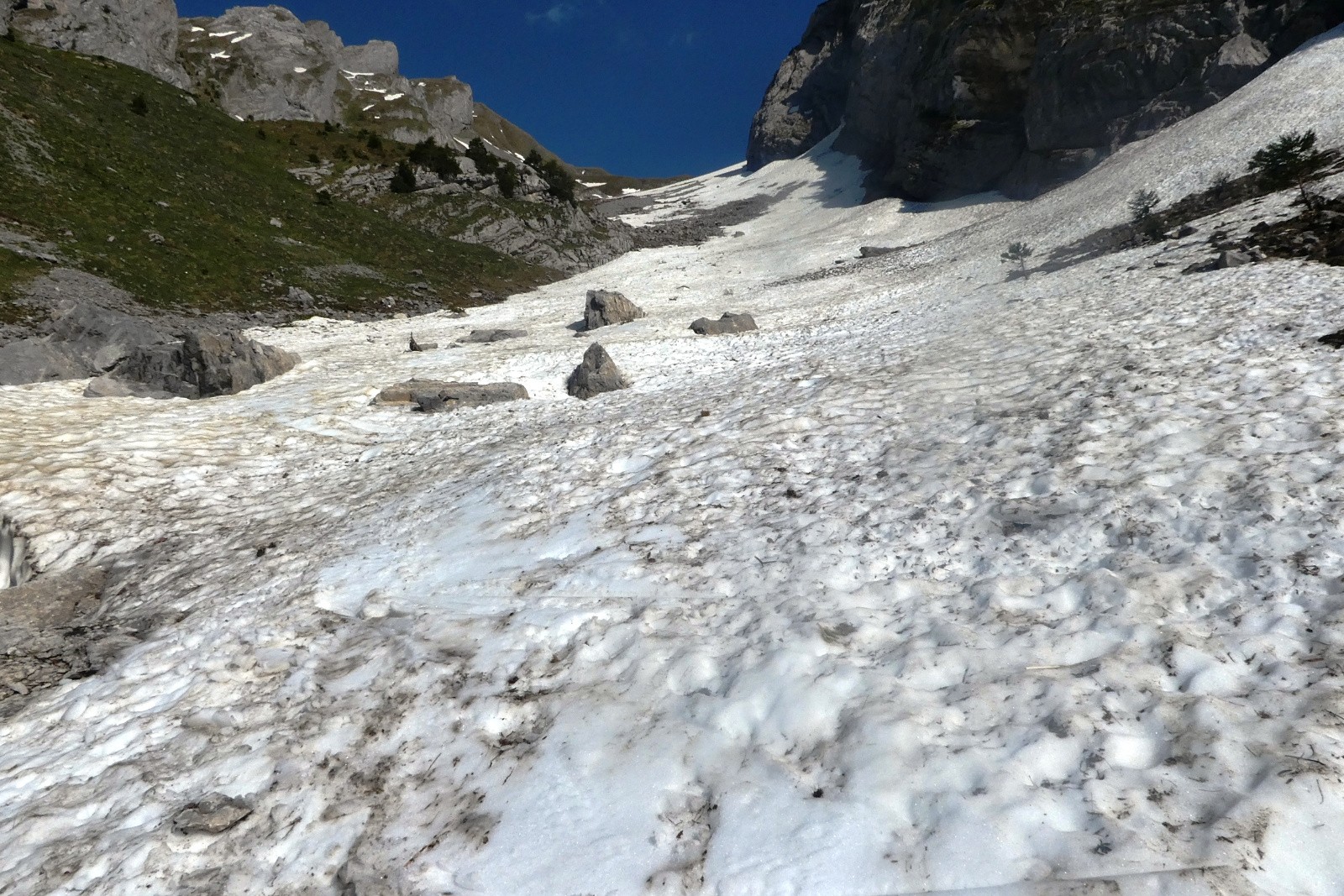 En bas du névé du bas. Fin de la descente en ski&nbsp;.