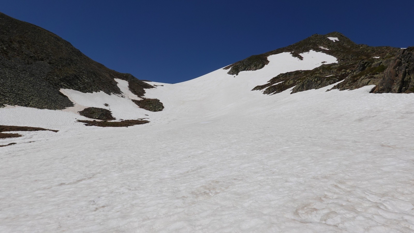Sous le sommet situé à droite