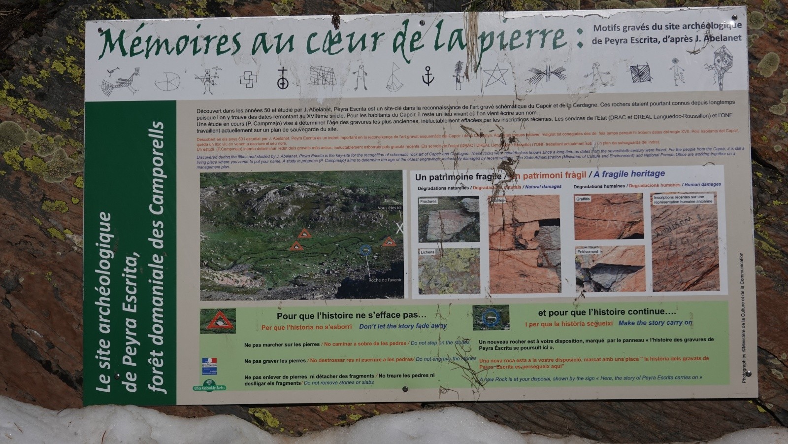 Nous sommes dans me vallon de la Peira Escrita avec les informations données en français, catalan et anglais😊