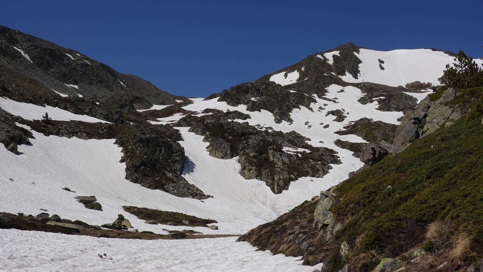 Le sommet en ligne de mire et çà passe tout à skis par l'écharpe de neige située entre les 2 zones rocheuses