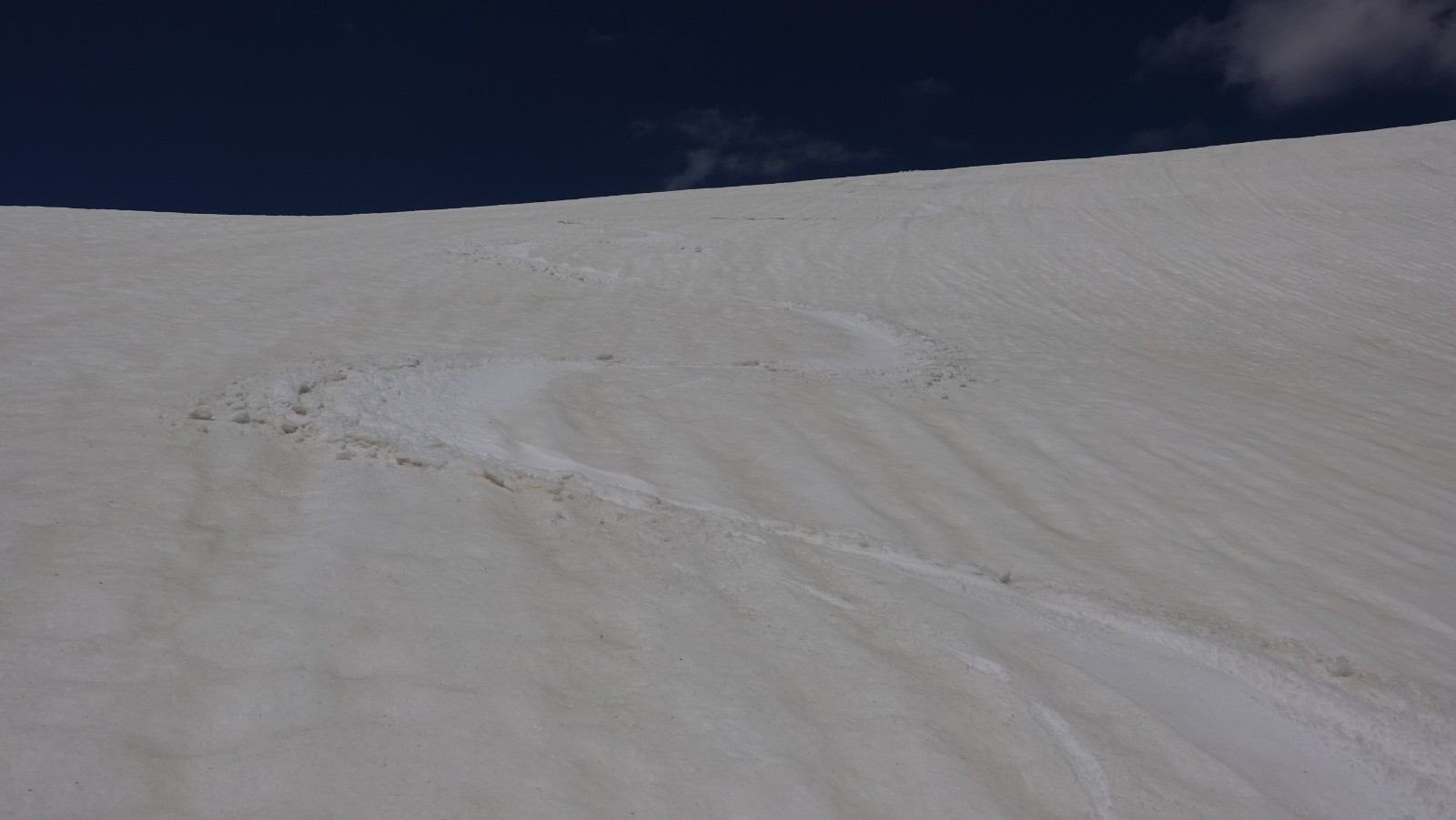 Bonne neige sous le sommet