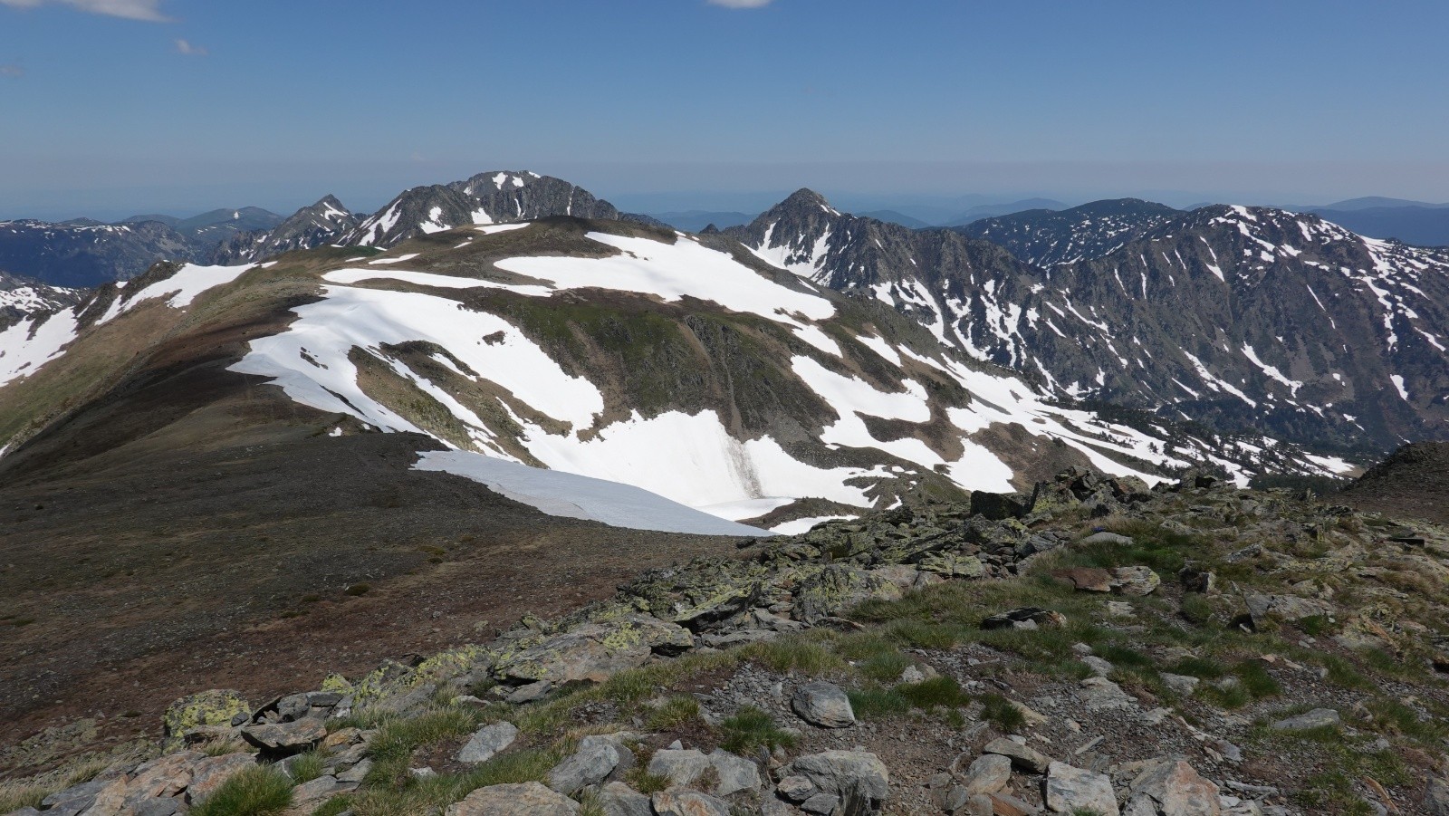 Depuis le sommet, panorama sur le Roc Blanc et le Puig de Terrers au premier plan
