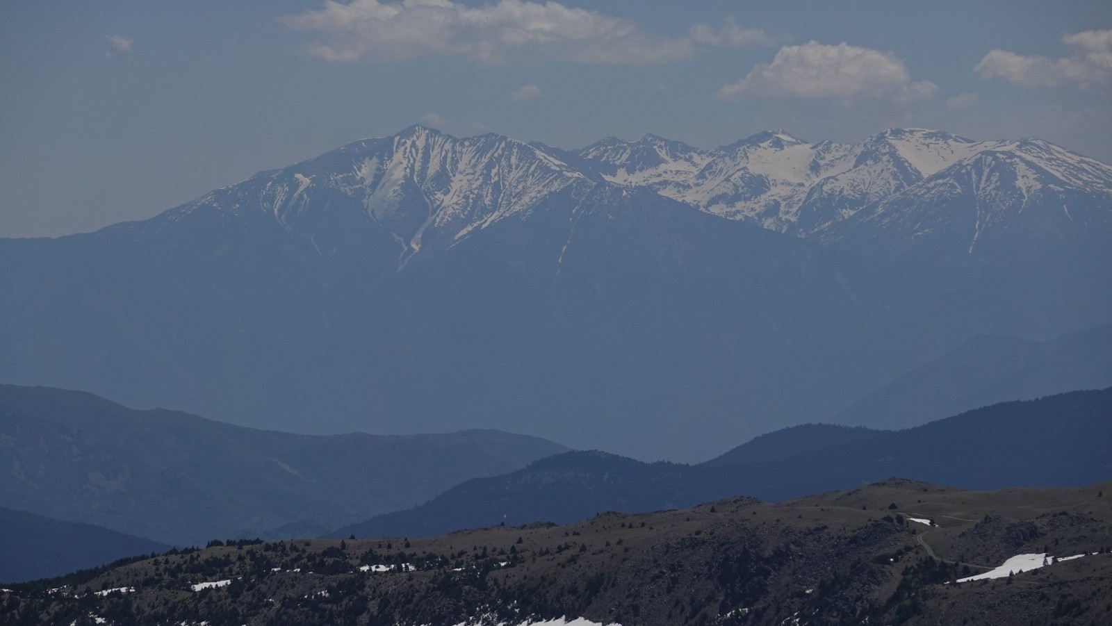Panorama au téléobjectif sur le massif del Canigó où la neige fond à vue d'œil
