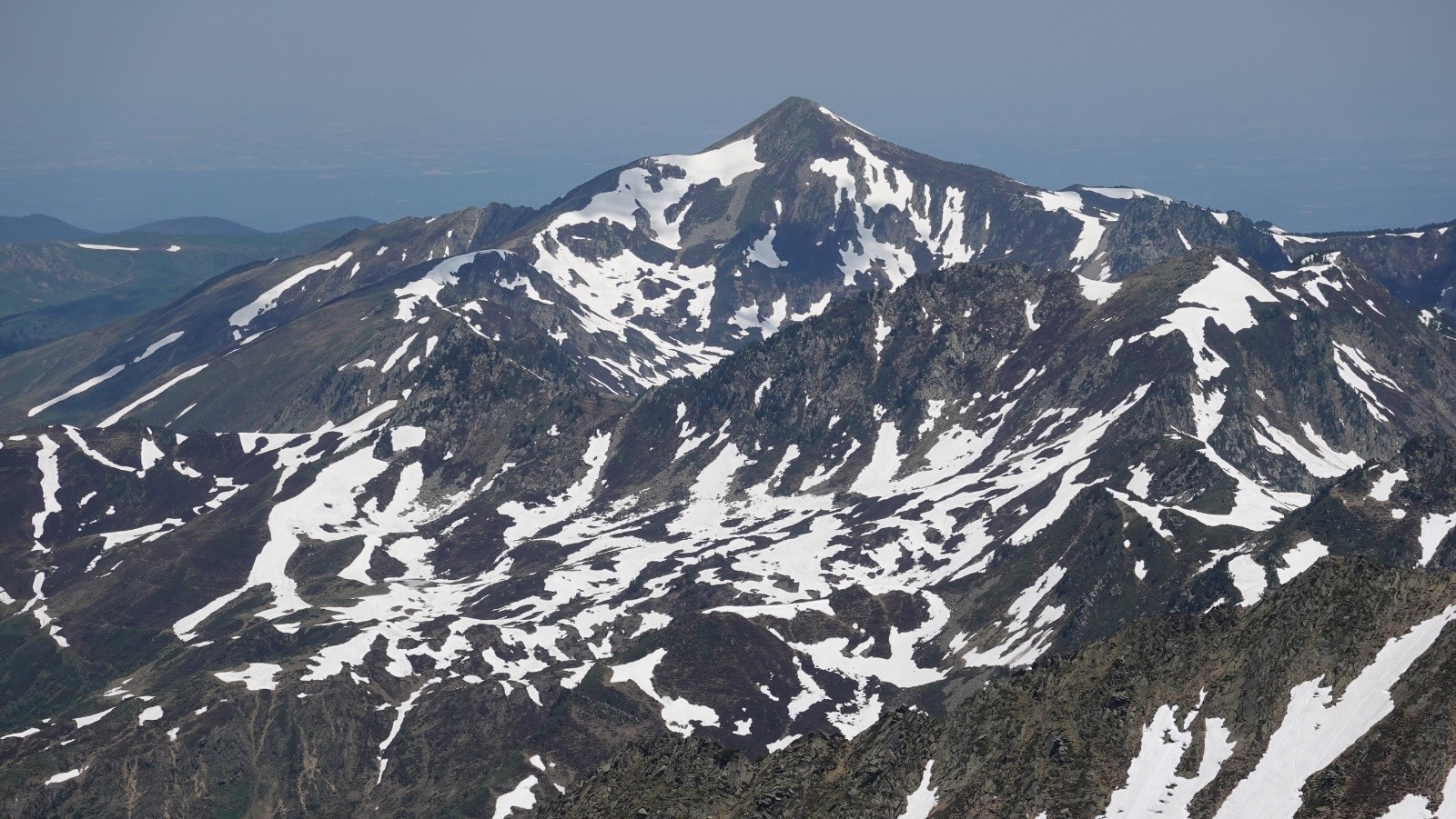 Panorama au téléobjectif sur le Pic de Tarbésou