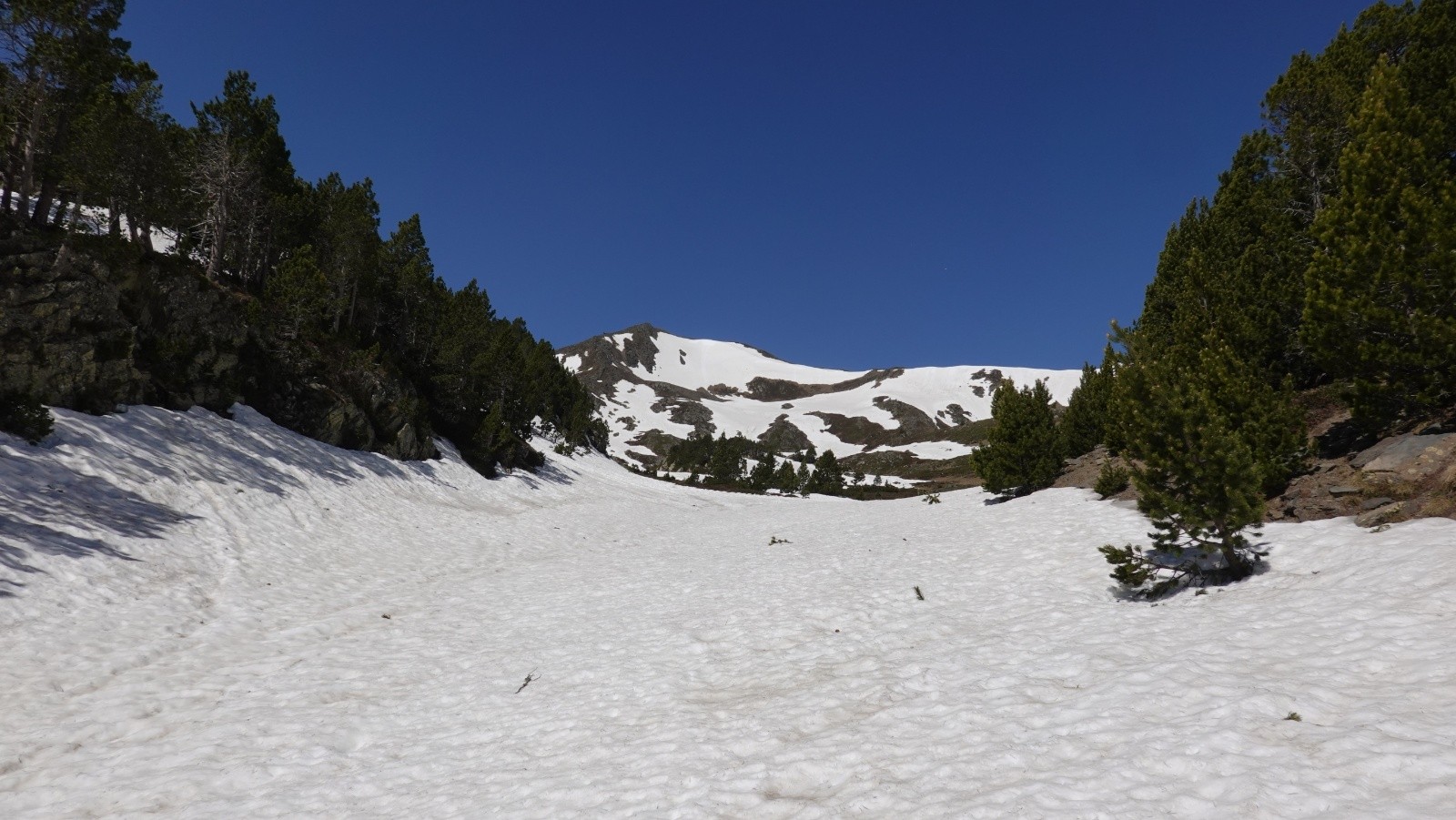 En cours d'ascension sur fond de Puig de Terrers