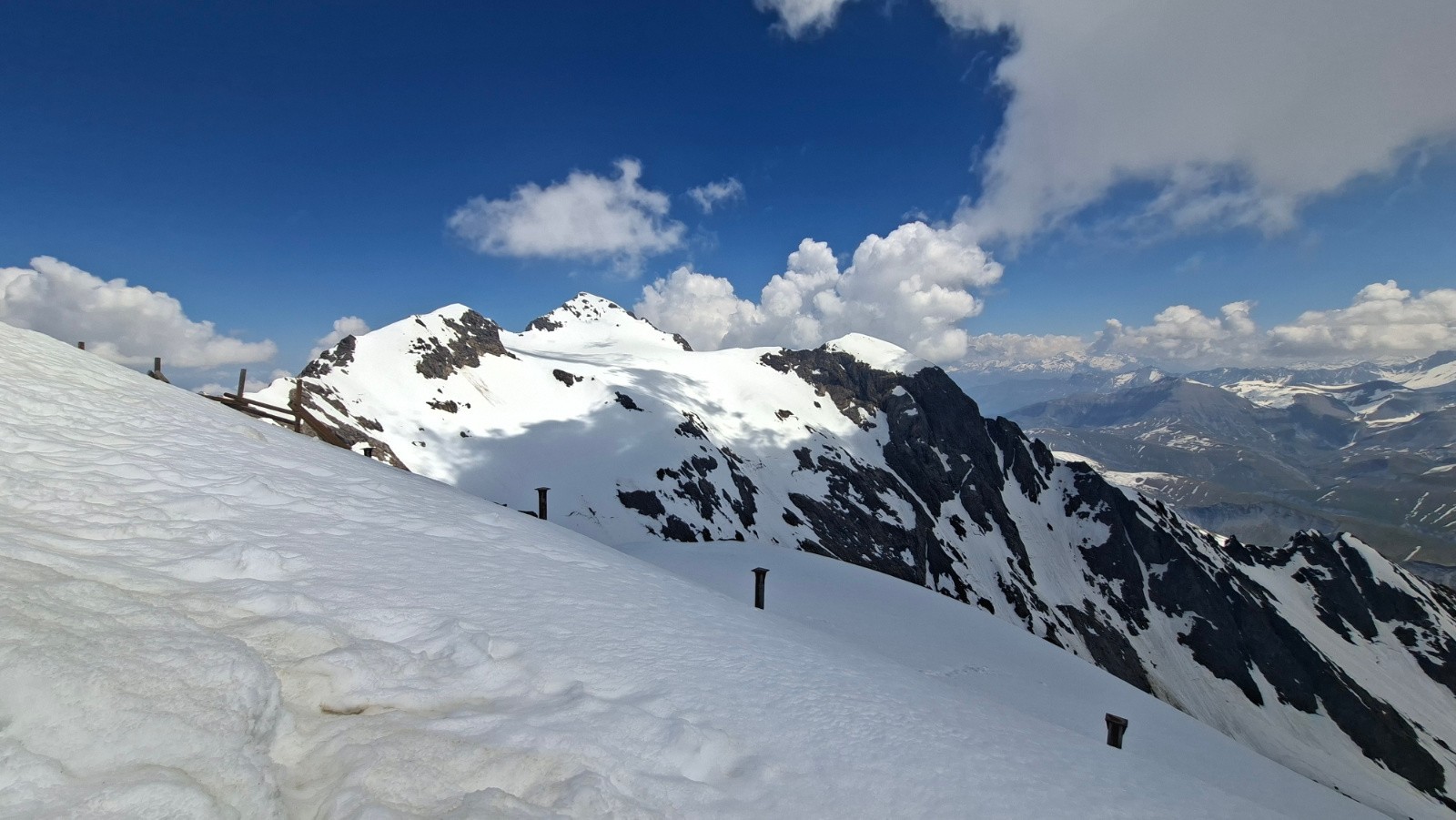 Au nord, pic de la Pyramide et pic Bayle