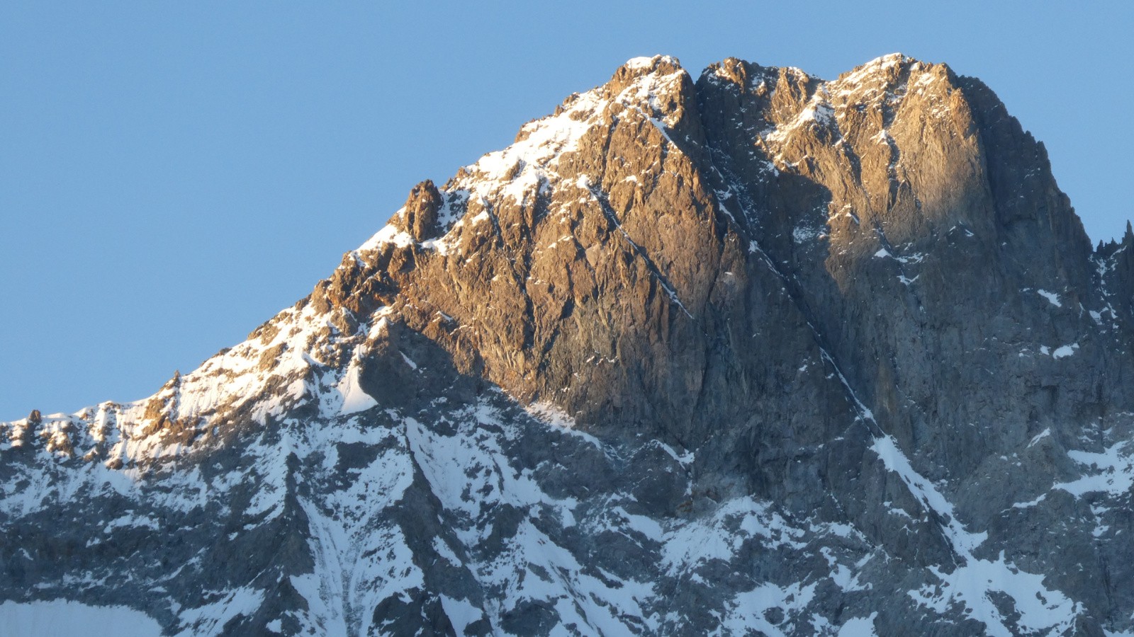 #18 Premiers rayons sur la Pointe du Vallon des Etages Premiers rayons sur la Pointe du Vallon des Etages
