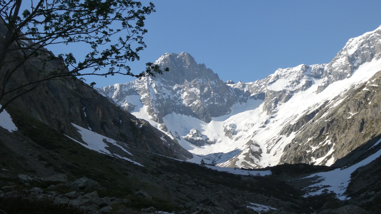 #3 Apparition du fond du vallon et de sa dominatrice, la Pointe du Vallon des Etages Apparition du fond du vallon et de sa dominatrice, la Pointe du Vallon des Etages