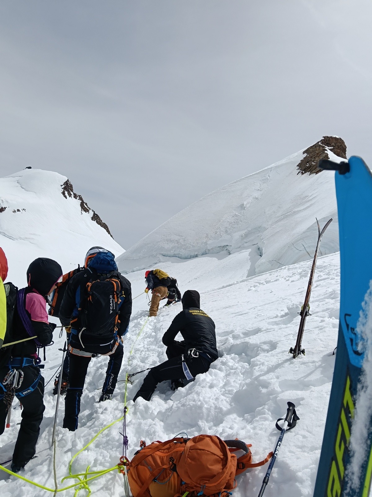La première personne dans la crevasse, la Guardia di finanzia était sur place (par chance)