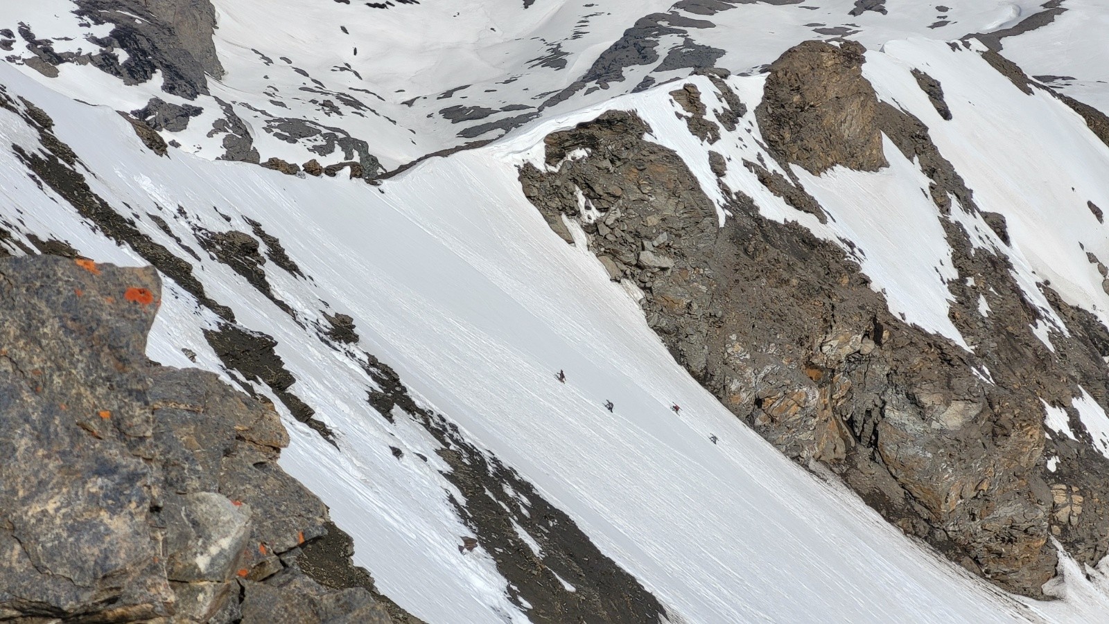 #17 J2 Quatre Italiens remontent le glacier Est. Ils sont arrivés par le Passo della Vacca J2 Quatre Italiens remontent le glacier Est. Ils sont arrivés par le Passo della Vacca